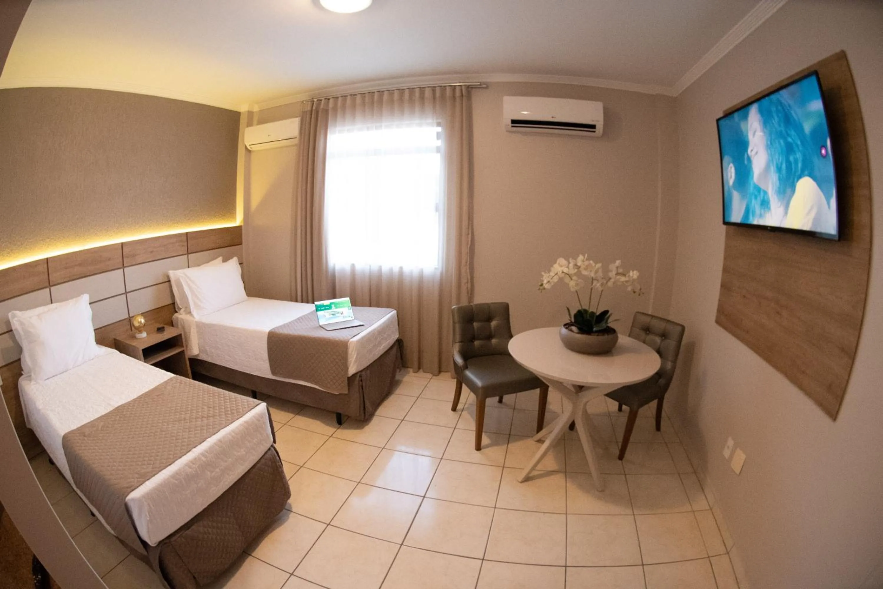 Communal lounge/ TV room, Bed in Hotel Capital Das Pedras