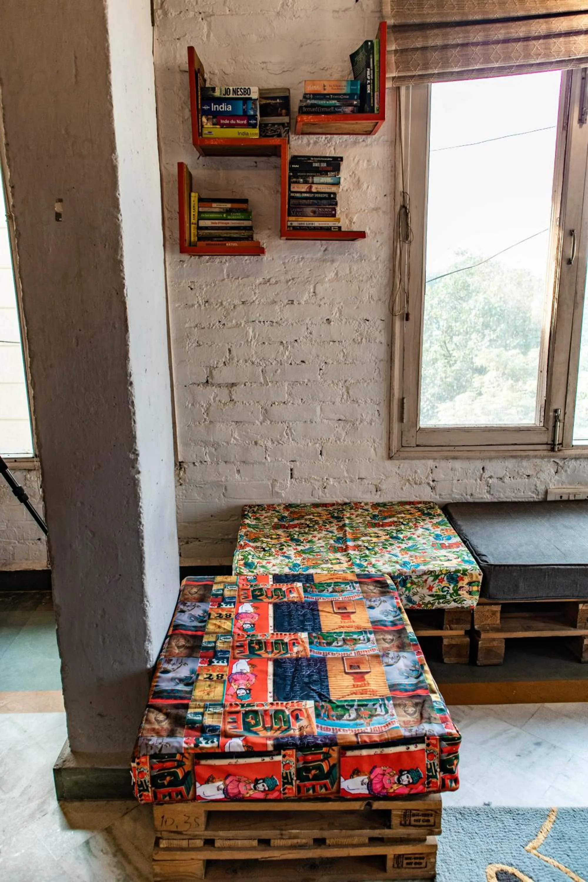 Communal lounge/ TV room, Bed in JHouse near Bhikaji