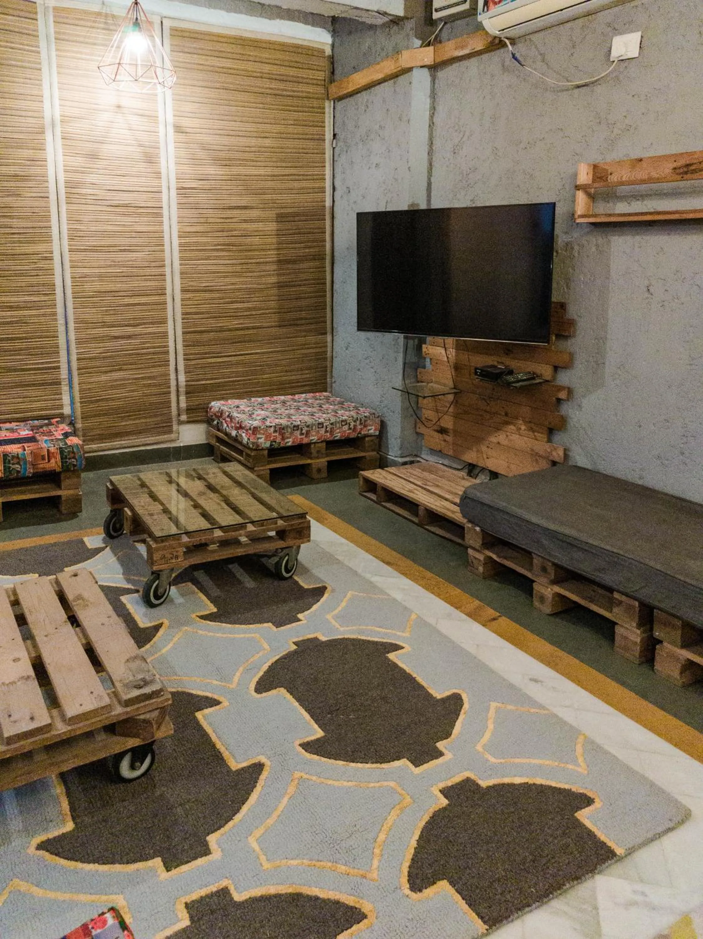 Communal lounge/ TV room in JHouse near Bhikaji