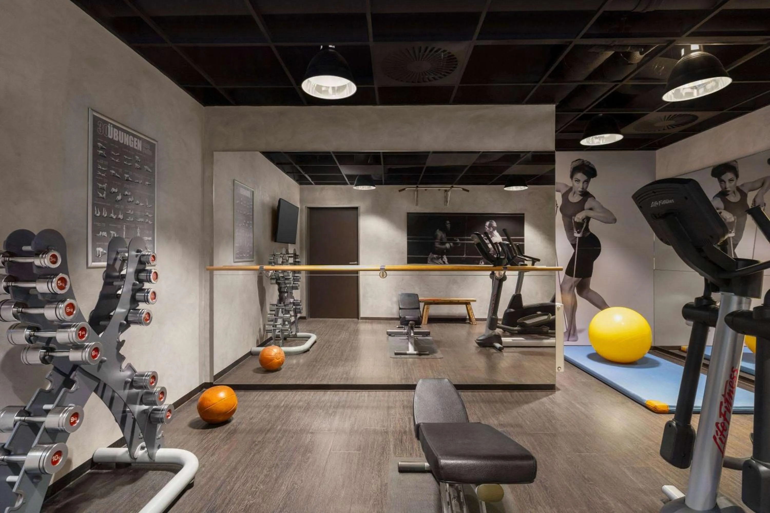 Fitness centre/facilities in Vienna House Easy by Wyndham Osnabrück City & Apartments
