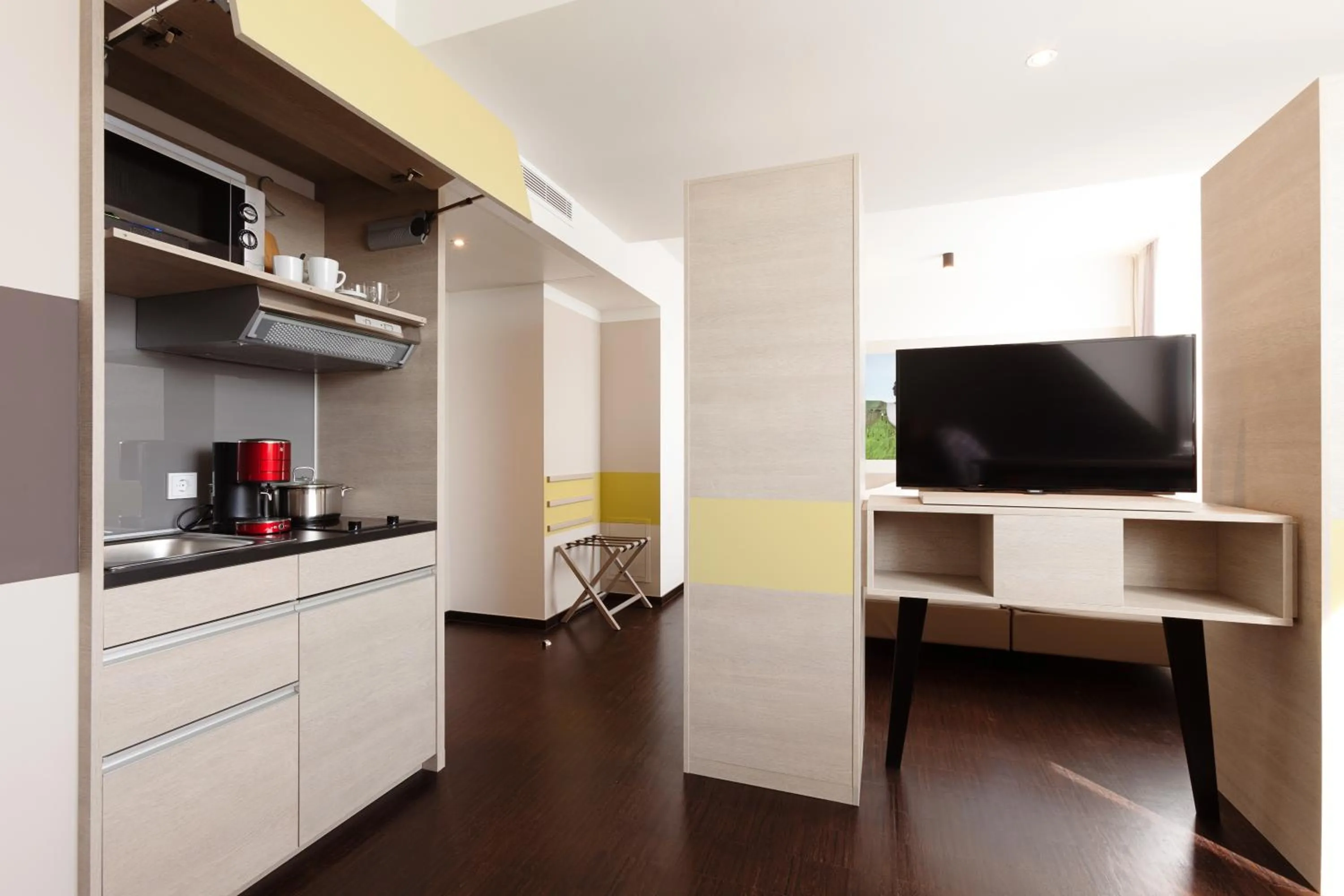 TV and multimedia in Vienna House Easy by Wyndham Osnabrück City & Apartments