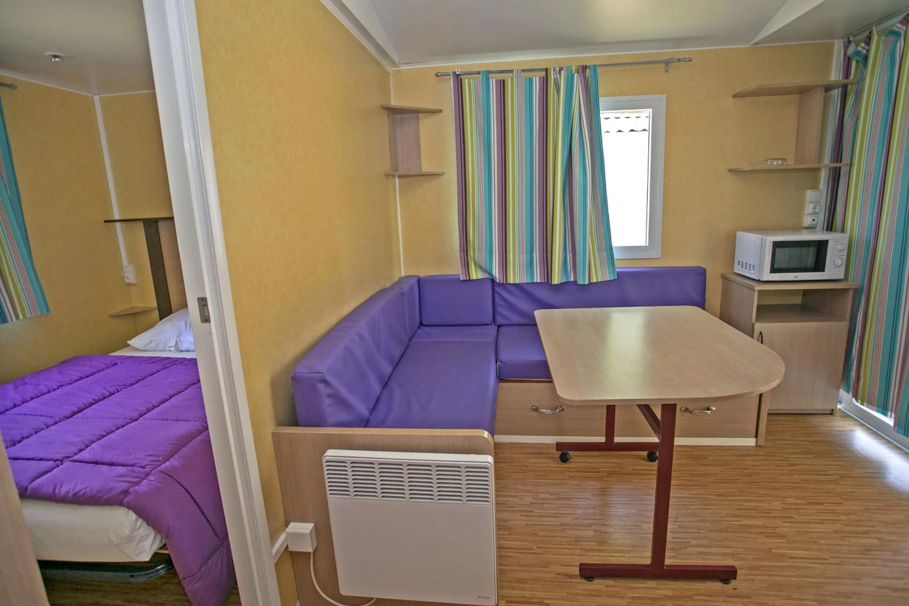 Dining area, Bed in La Bastide