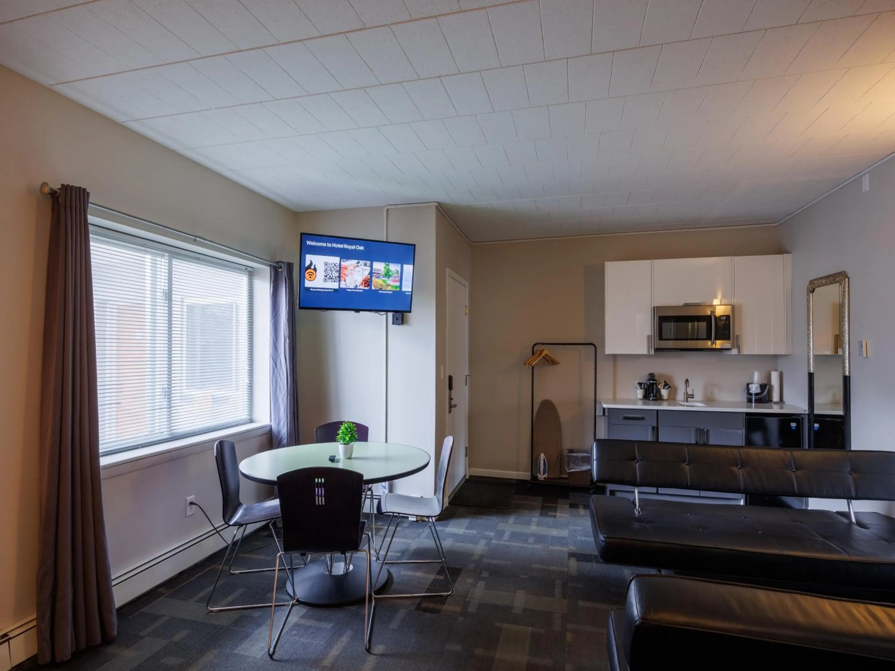 Photo of the whole room in Hotel Royal Oak