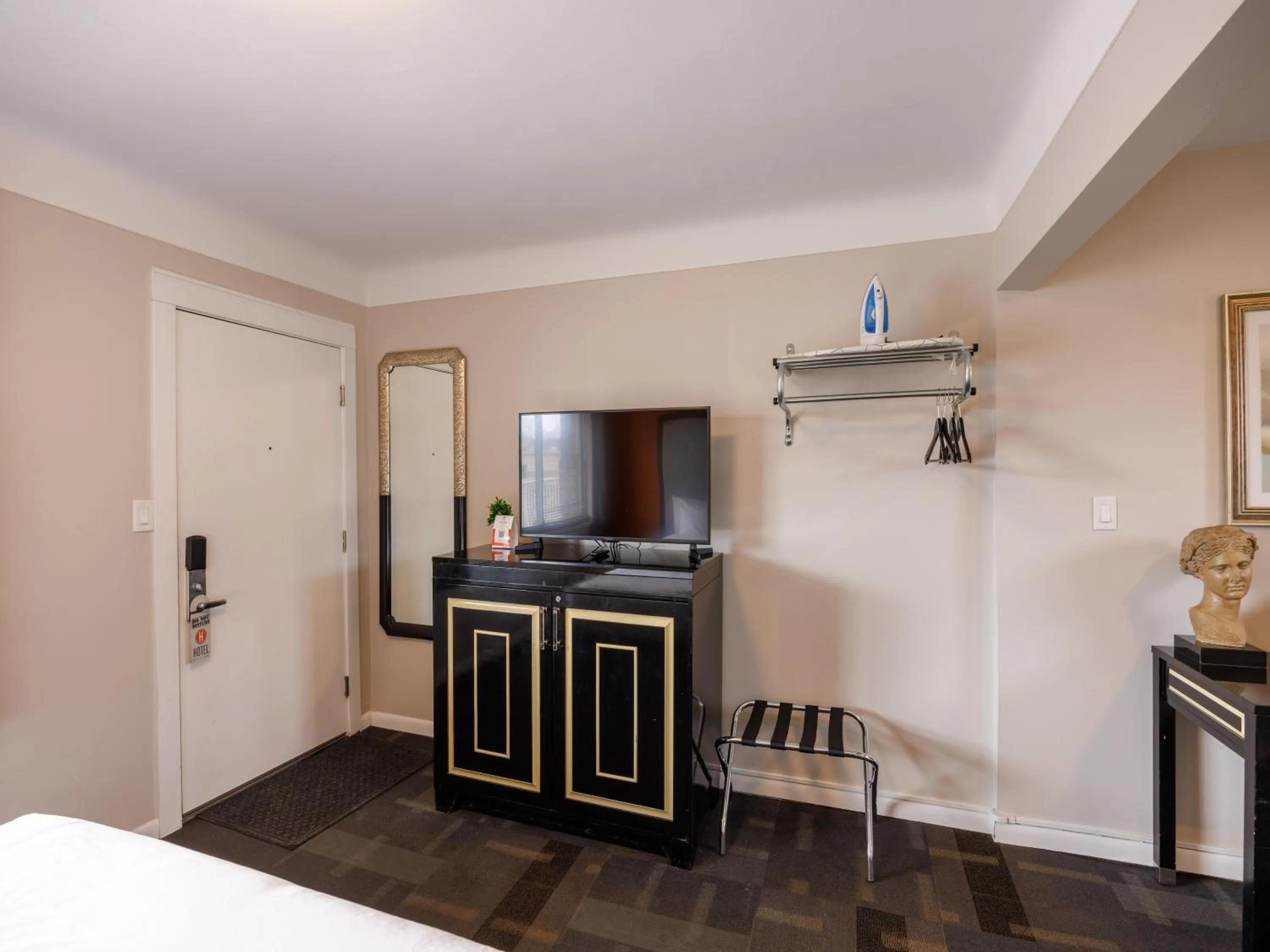 TV and multimedia, Bed in Hotel Royal Oak