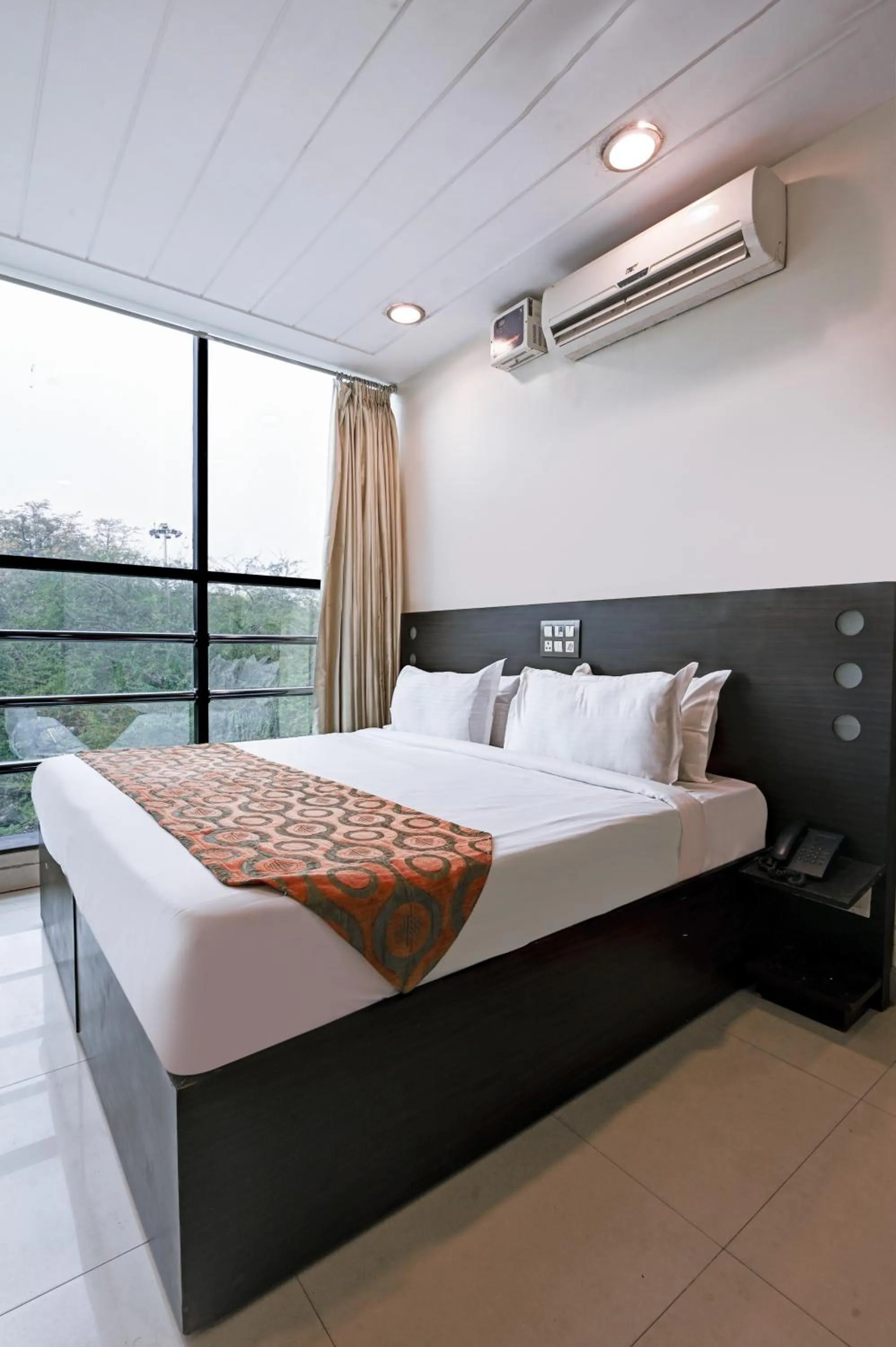 Bed in Hotel Amby Inn by Quadis - Lajpat Nagar