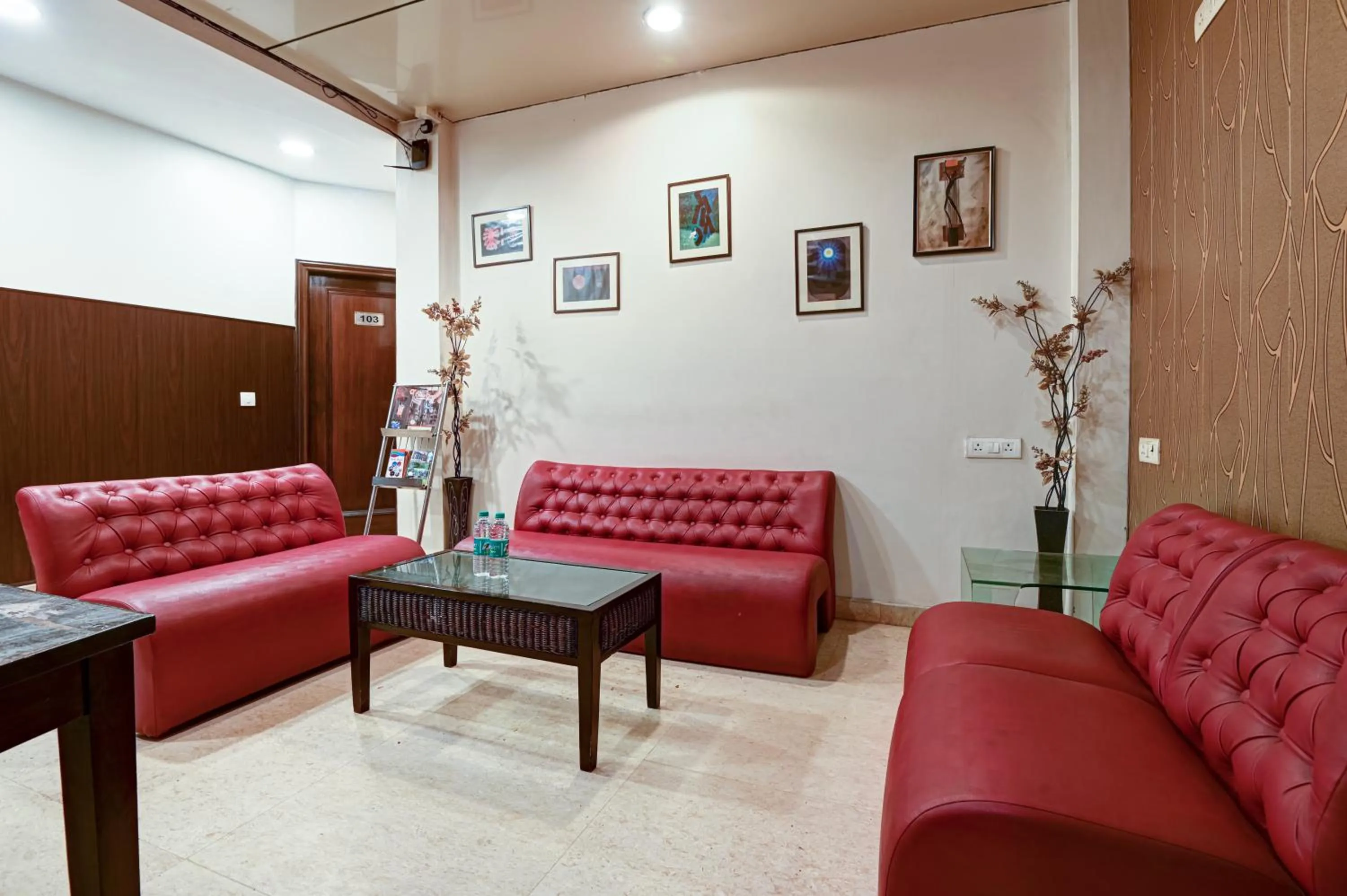 Living room in Hotel Amby Inn by Quadis - Lajpat Nagar