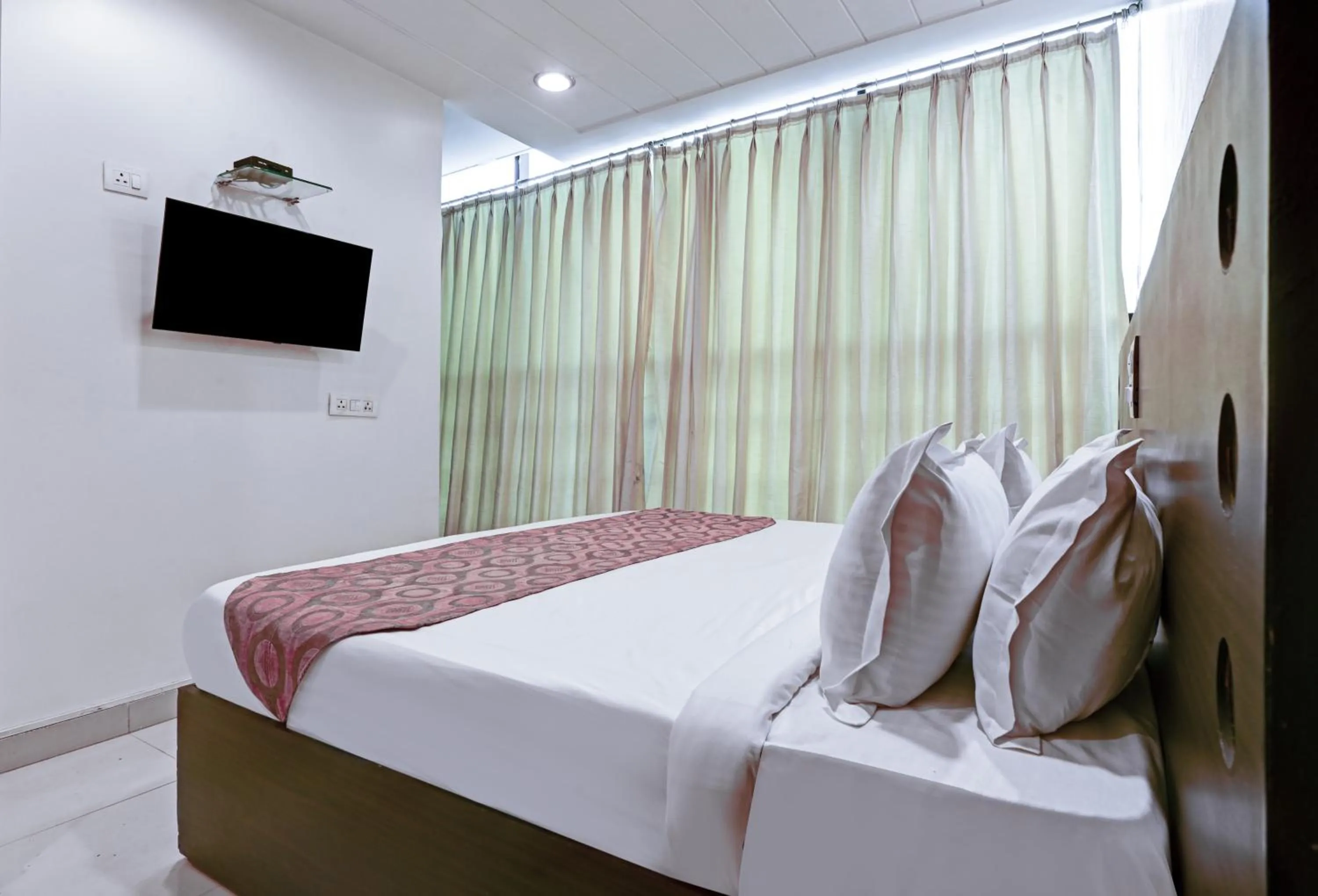 Communal lounge/ TV room, Bed in Hotel Amby Inn by Quadis - Lajpat Nagar