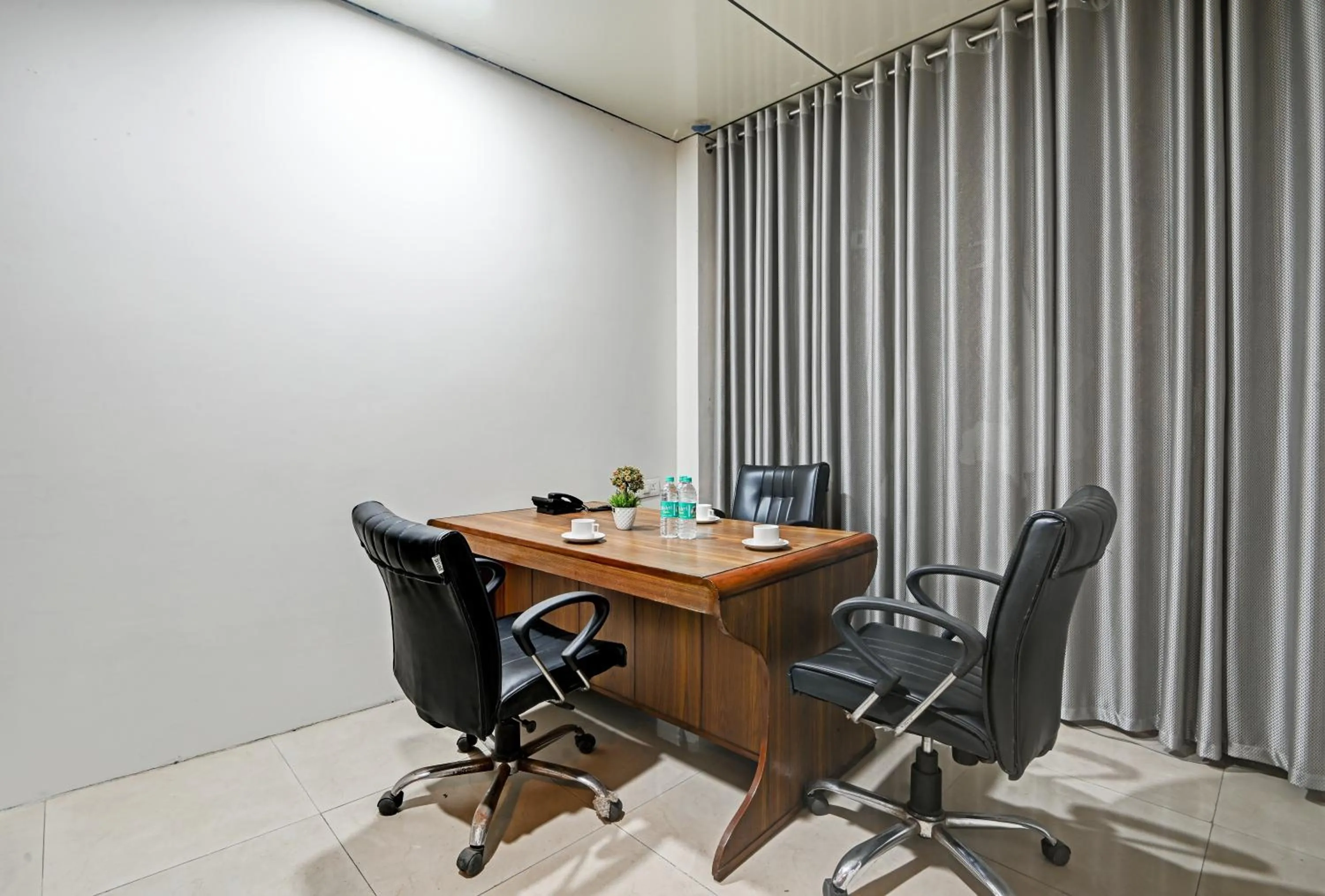 Meeting/conference room in Hotel Amby Inn by Quadis - Lajpat Nagar