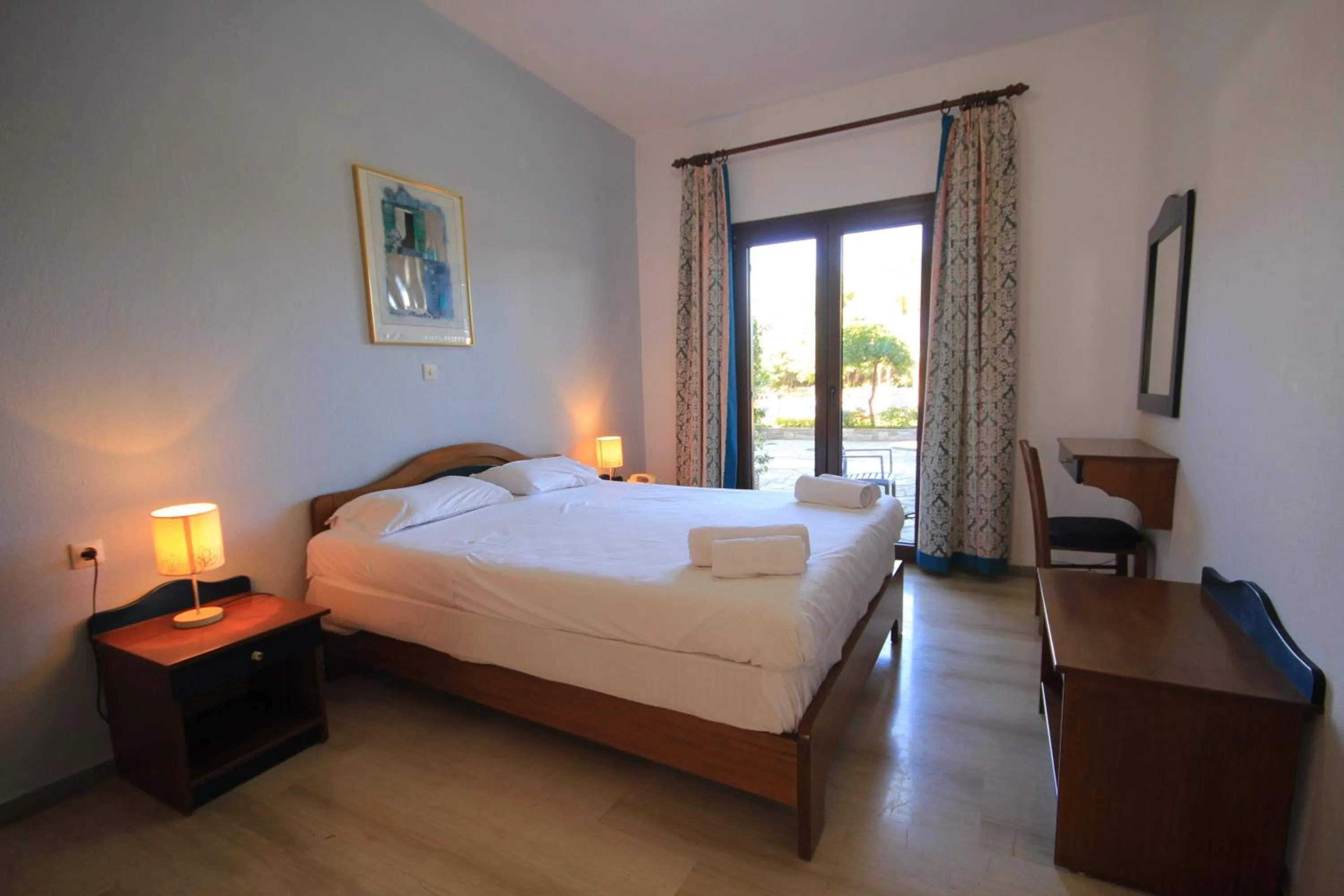 Photo of the whole room, Bed in Delphi Hotel