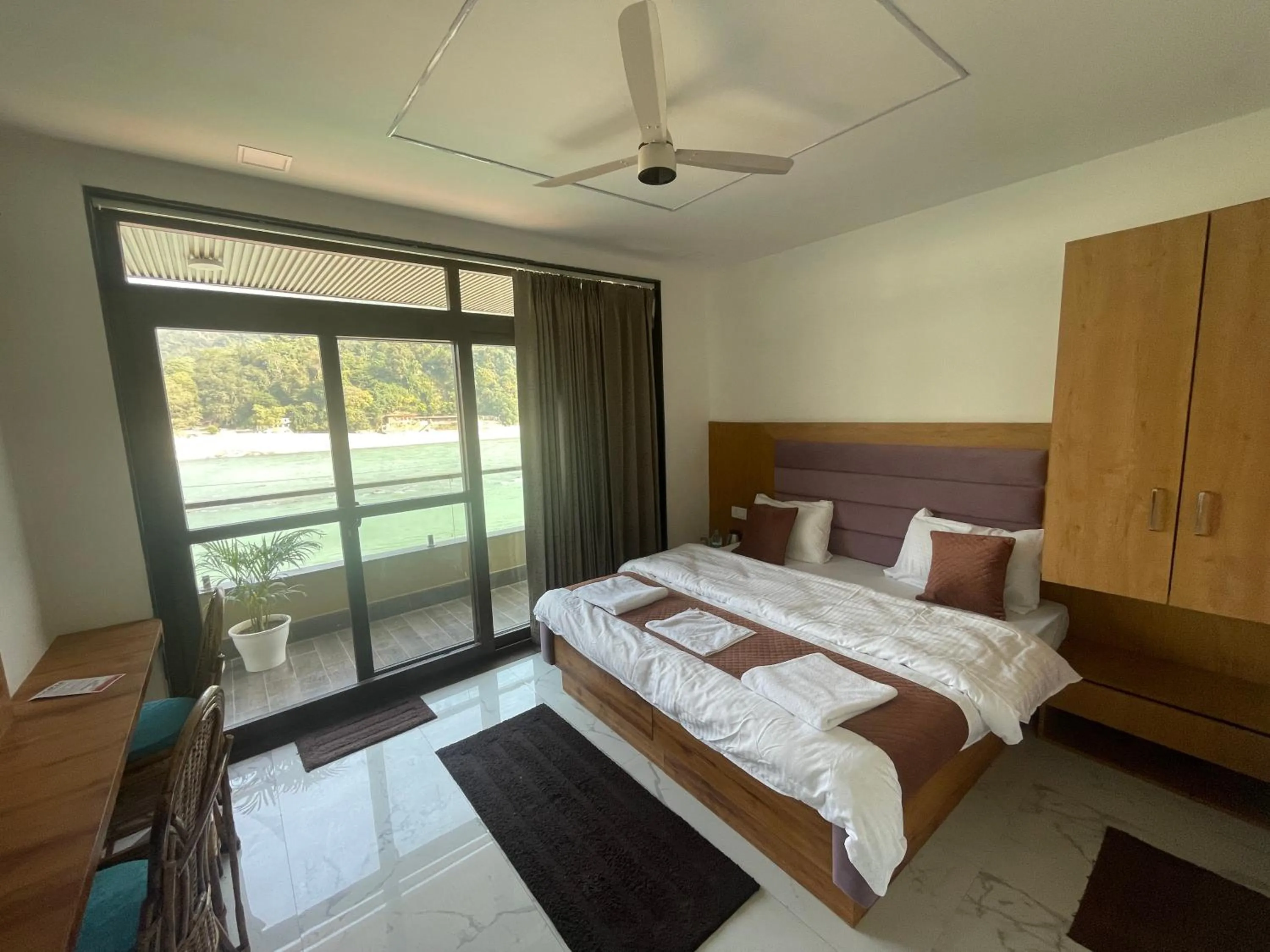 Bed in Maayaa inn by Ganges