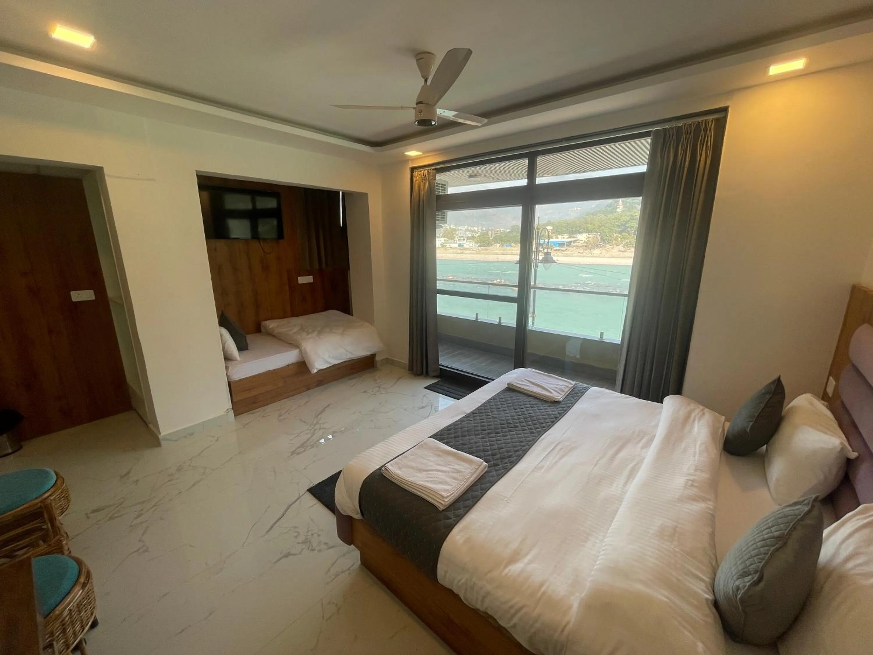 Bed in Maayaa inn by Ganges