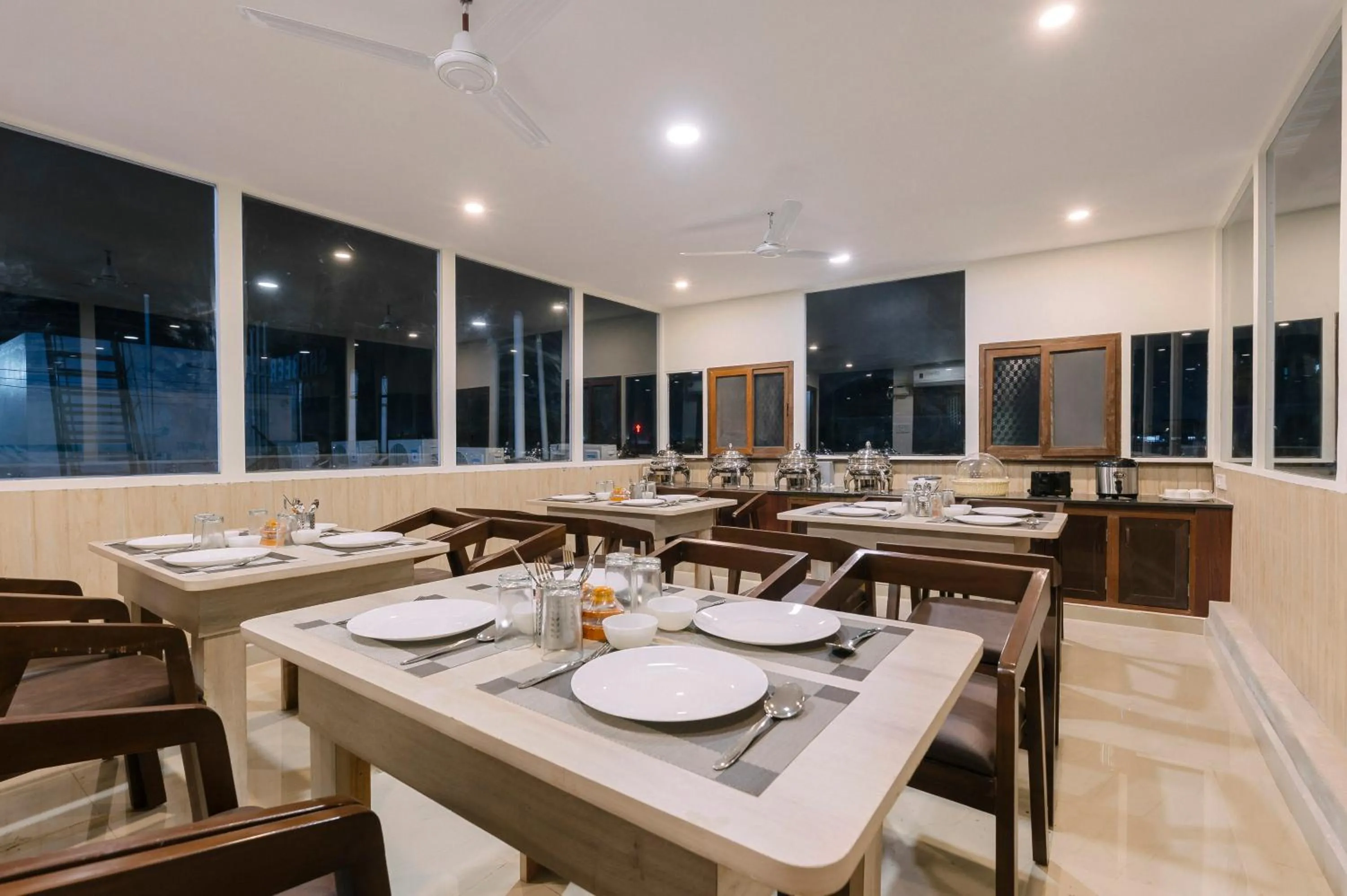 Restaurant/places to eat in Treebo RKH Palace
