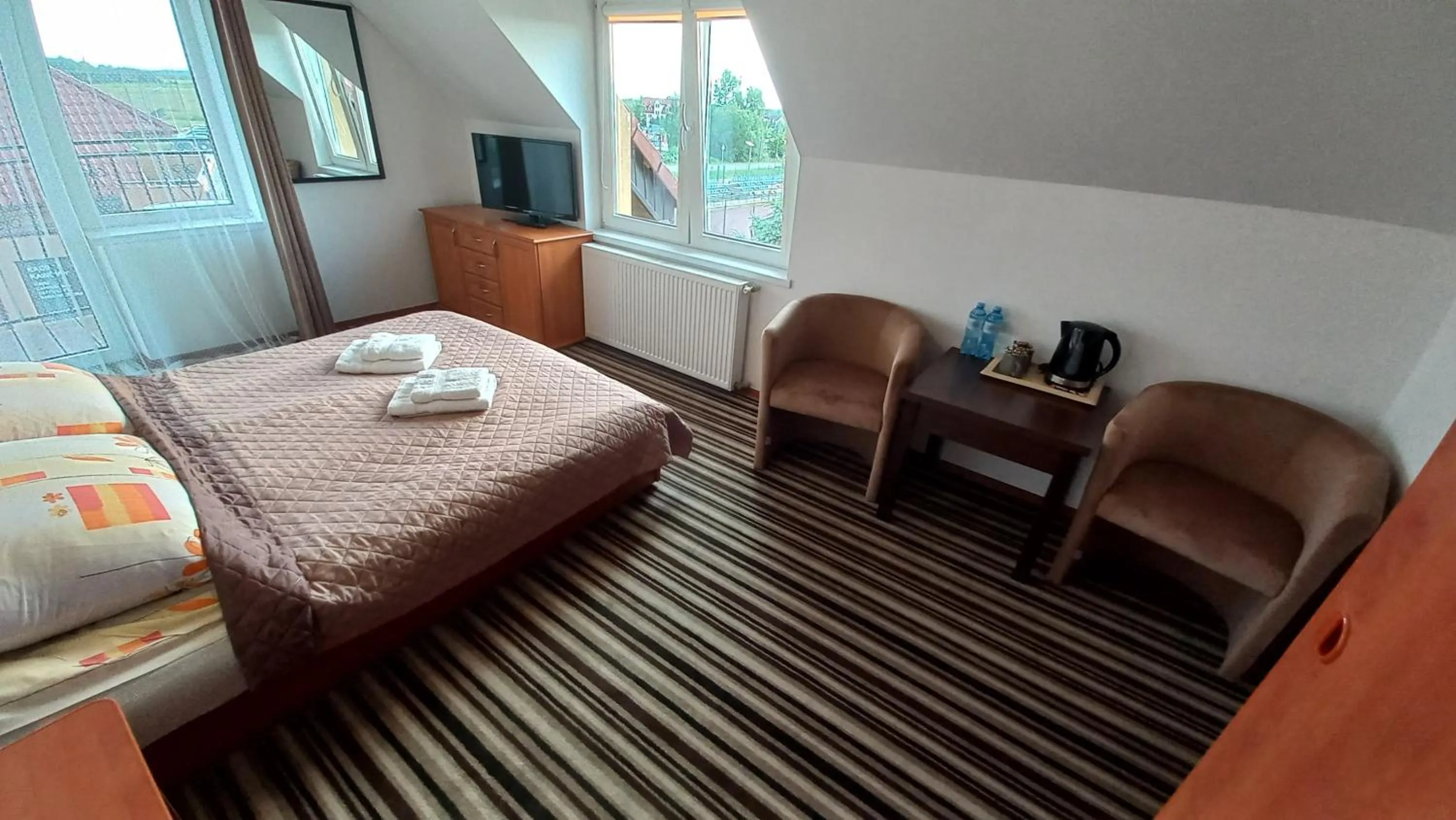 Photo of the whole room, Bed in Akwen