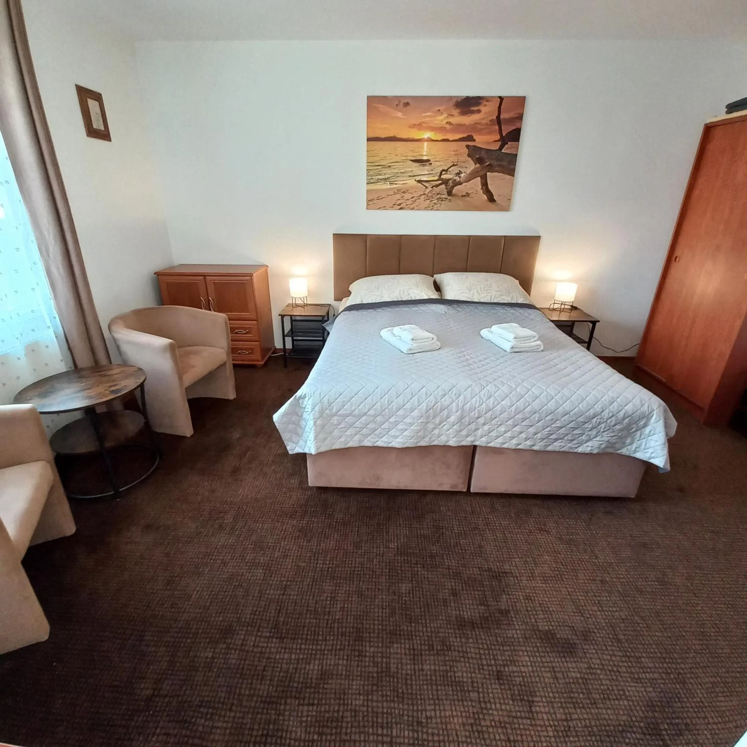 Photo of the whole room, Bed in Akwen