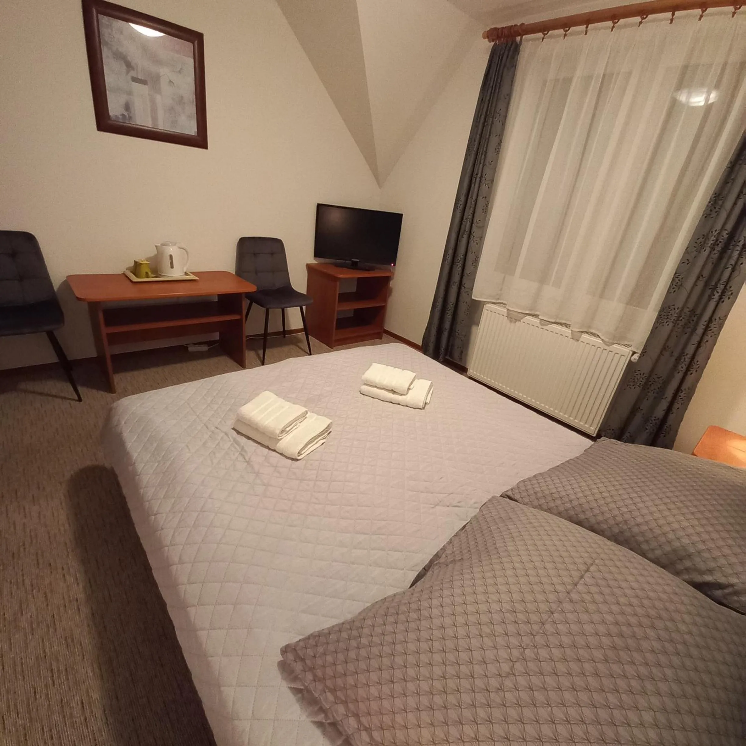 Photo of the whole room, Bed in Akwen