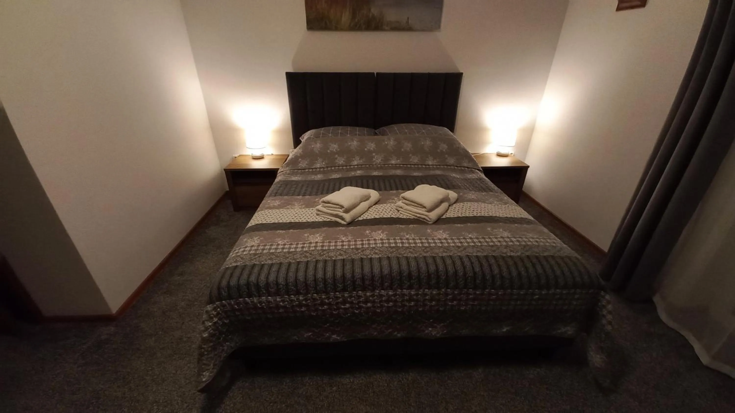 Photo of the whole room, Bed in Akwen