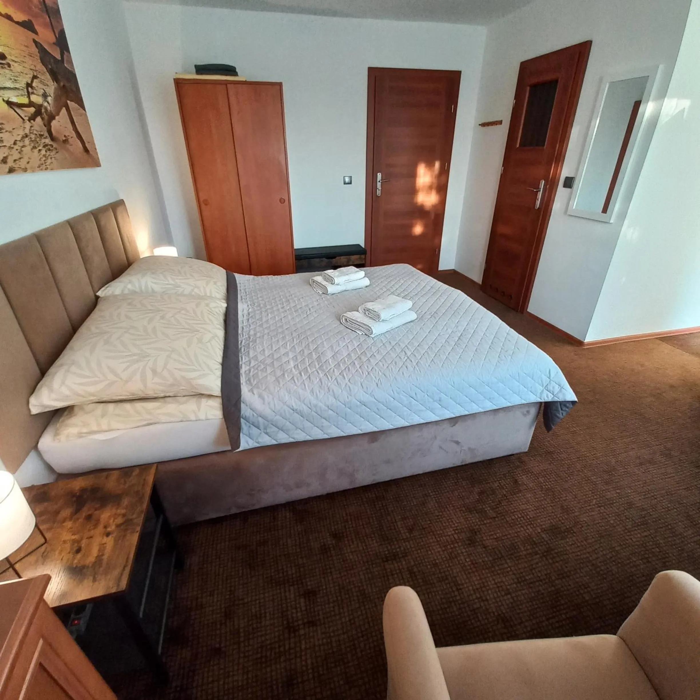 Photo of the whole room, Bed in Akwen