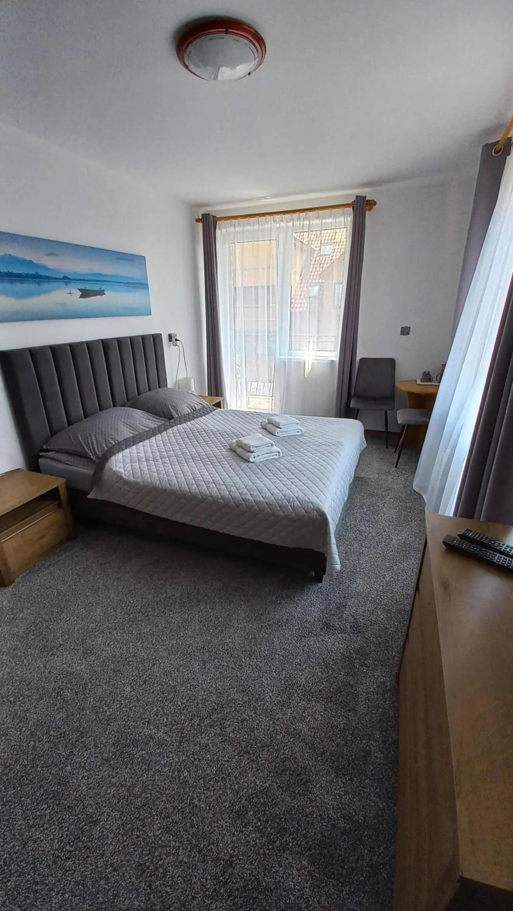 Photo of the whole room, Bed in Akwen
