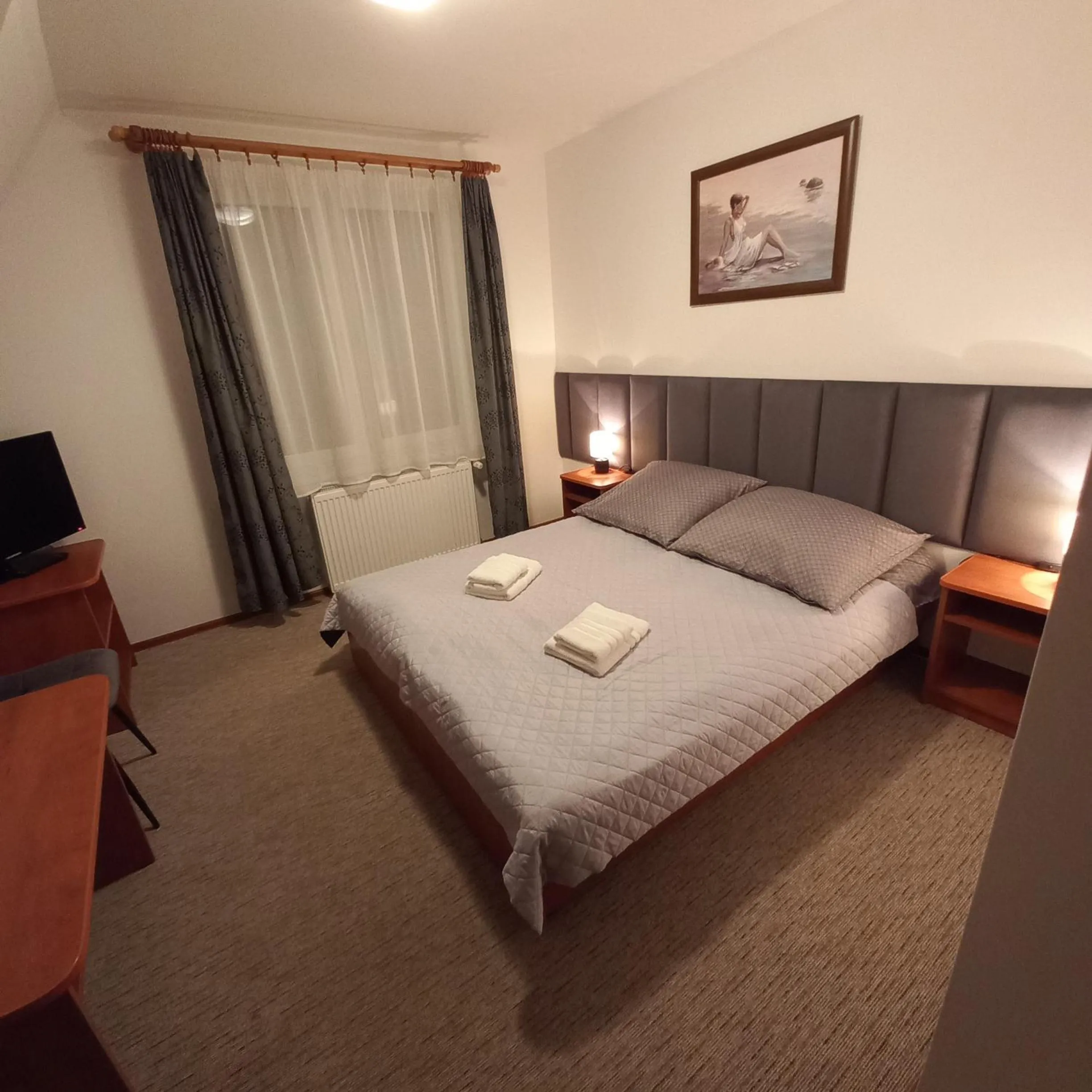Photo of the whole room, Bed in Akwen