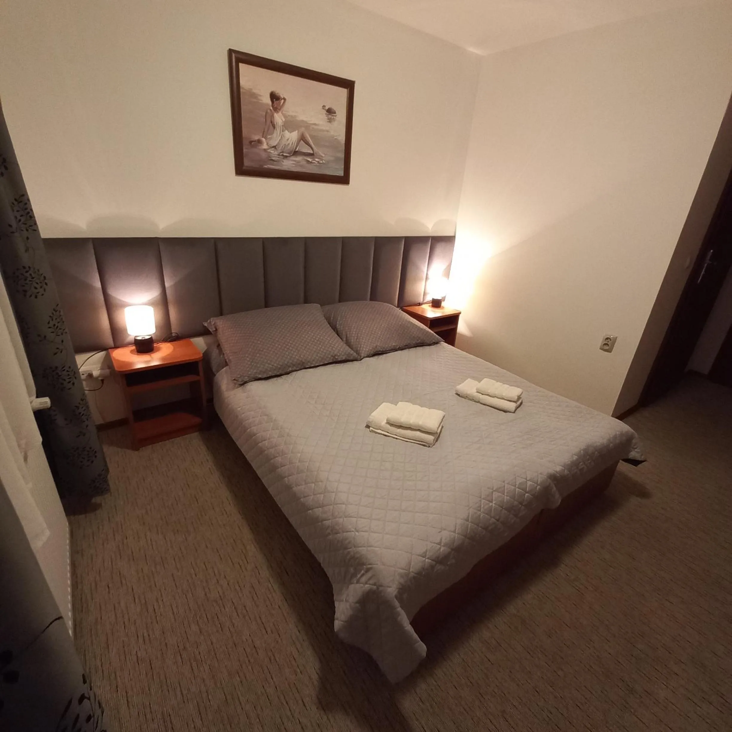 Photo of the whole room, Bed in Akwen