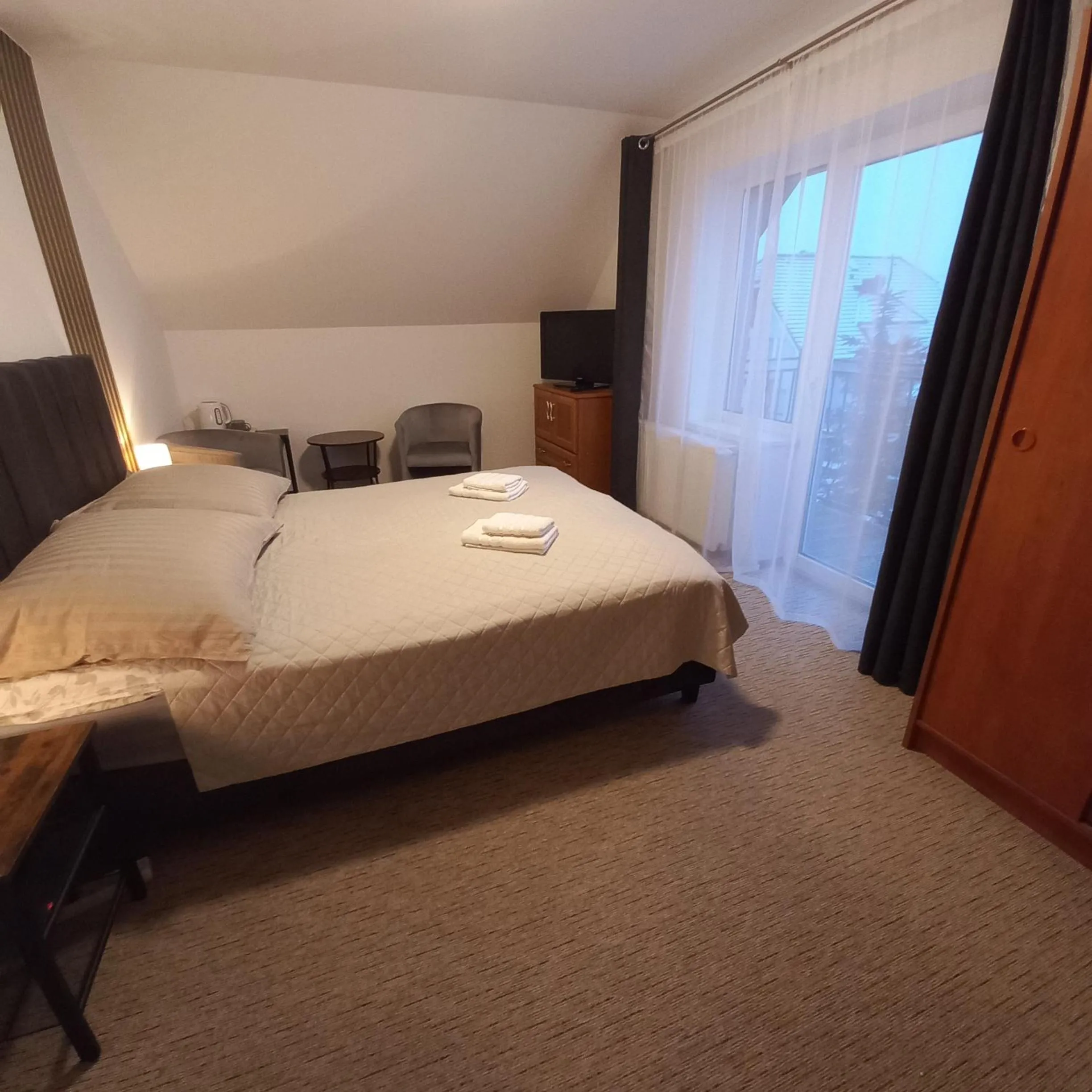 Photo of the whole room, Bed in Akwen