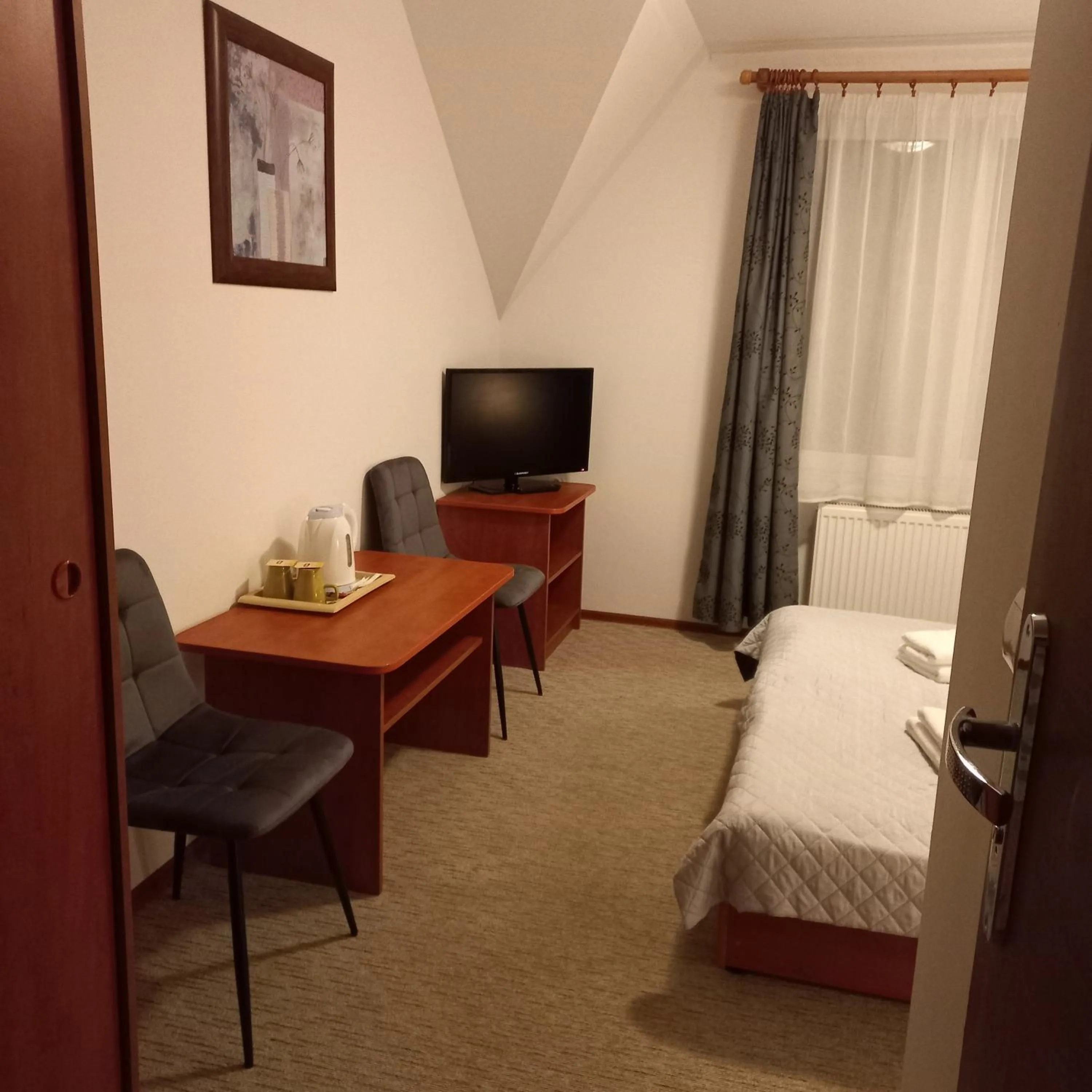 Photo of the whole room, Bed in Akwen