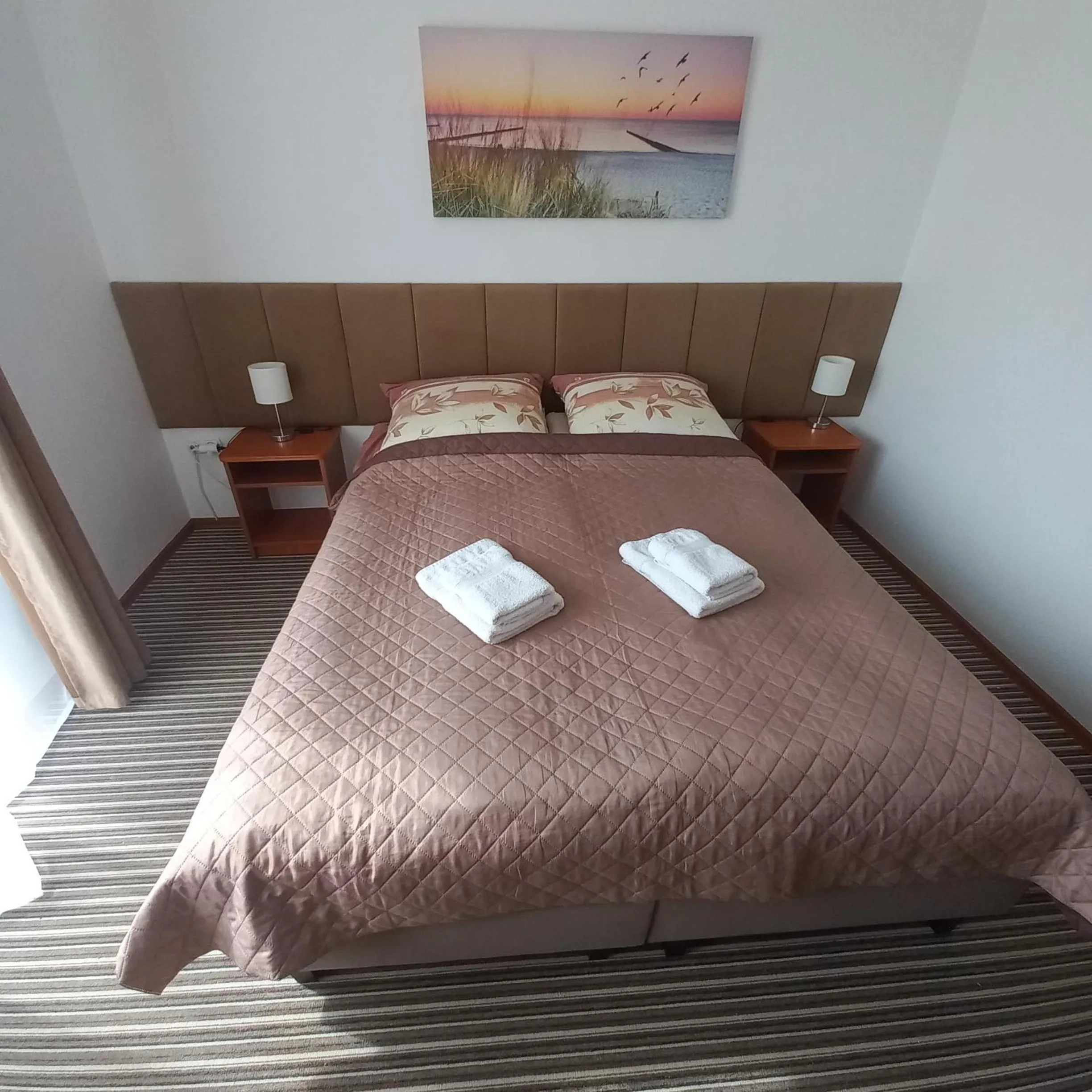 Photo of the whole room, Bed in Akwen