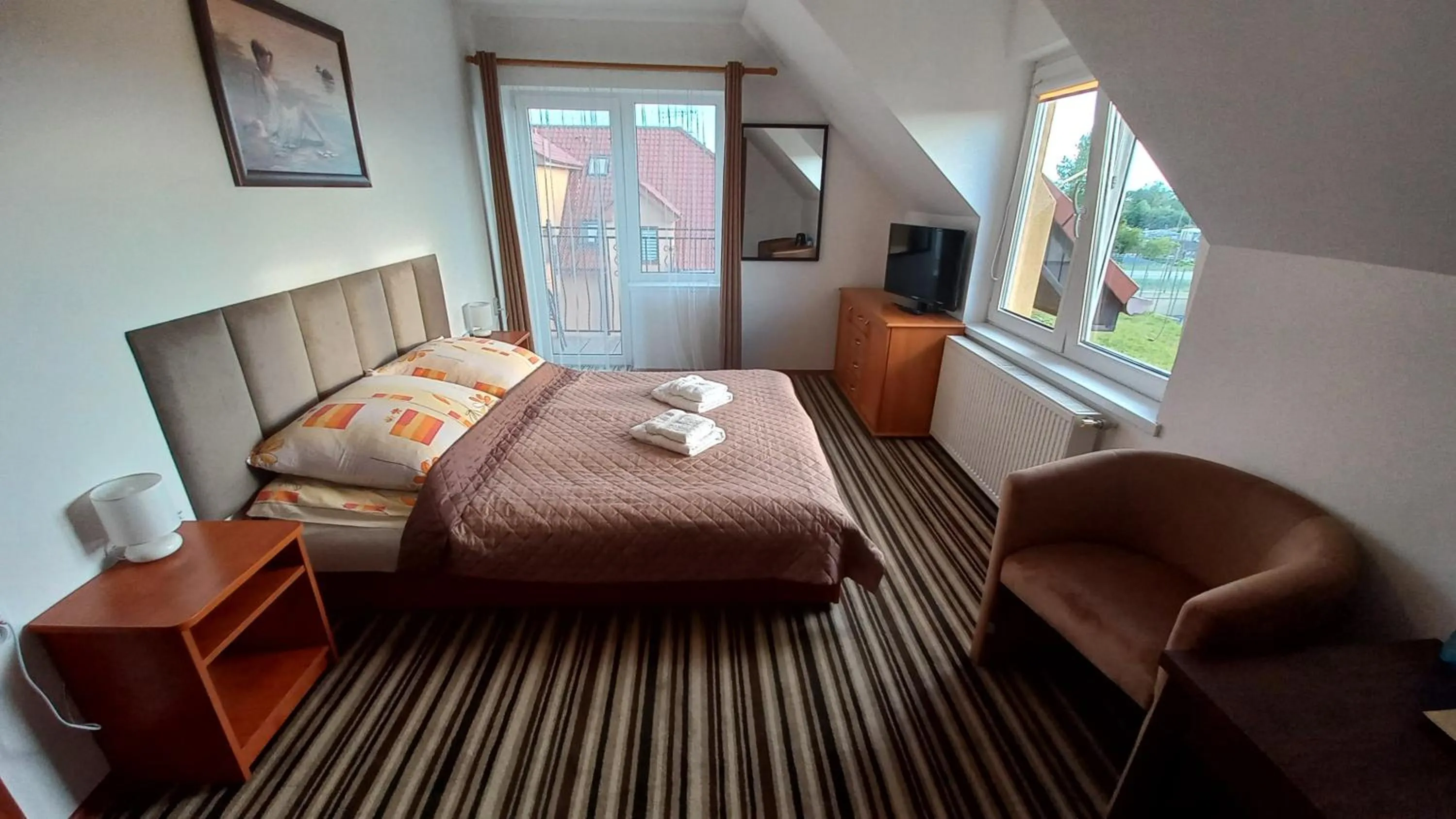 Photo of the whole room, Bed in Akwen