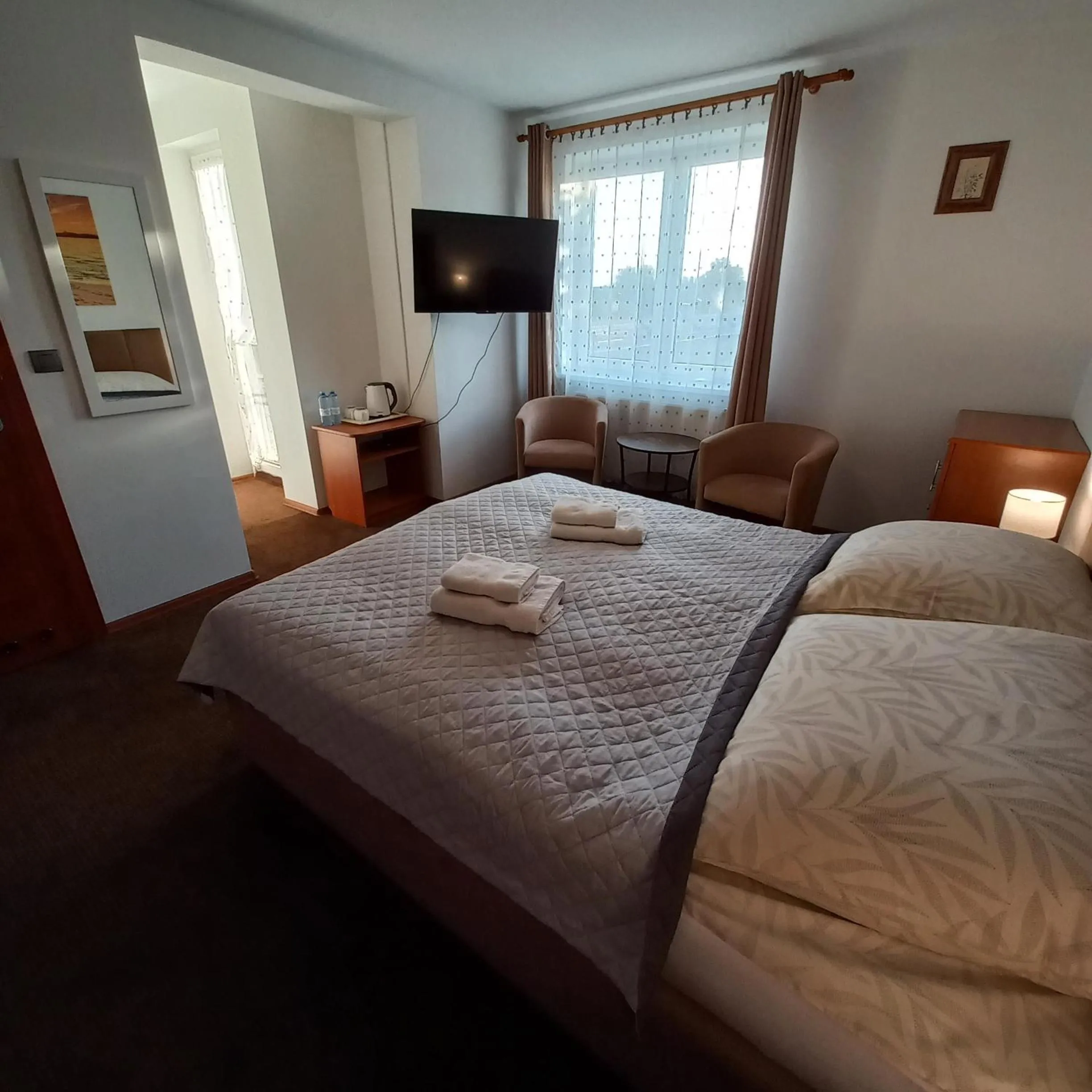 Photo of the whole room, Bed in Akwen