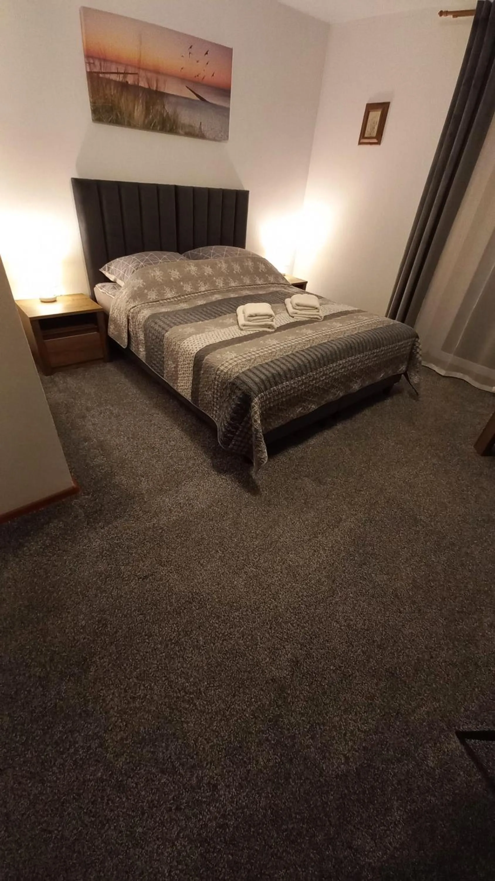 Photo of the whole room, Bed in Akwen