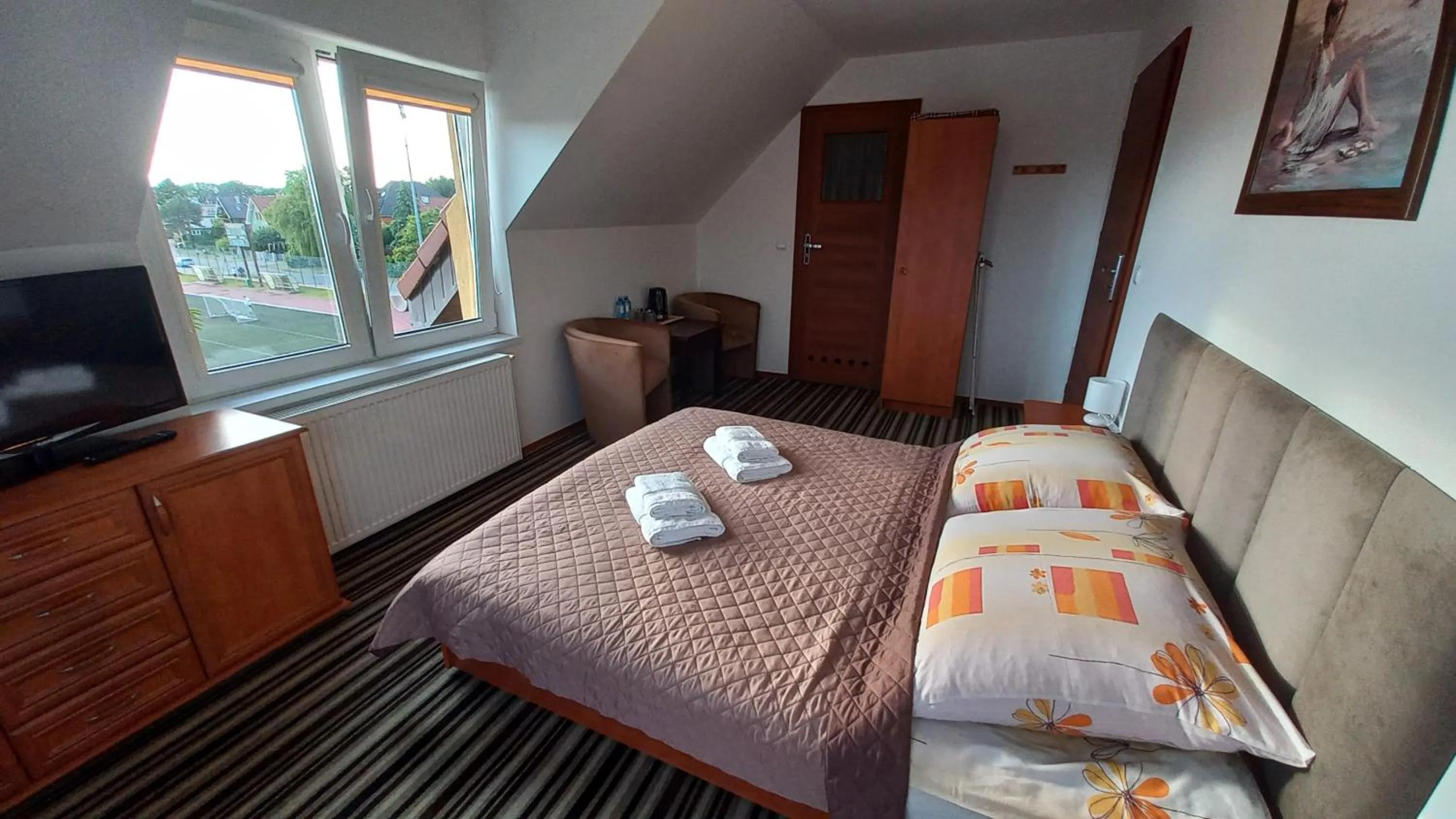 Photo of the whole room, Bed in Akwen