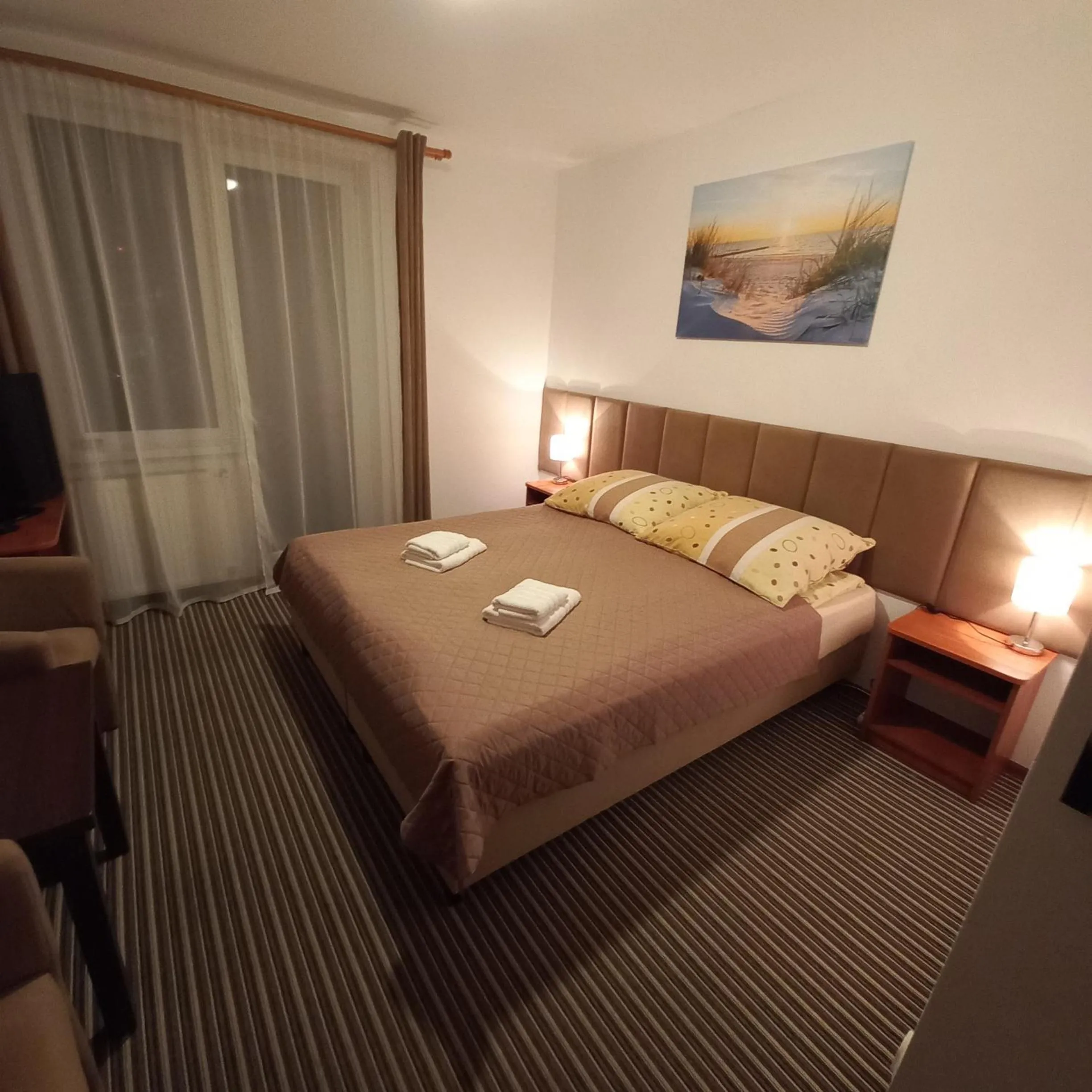 Photo of the whole room, Bed in Akwen