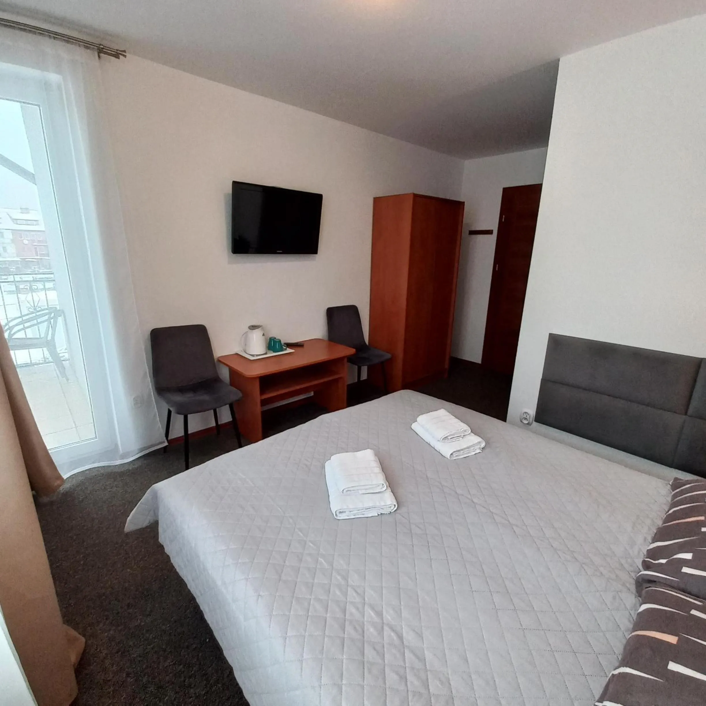 Photo of the whole room, Bed in Akwen