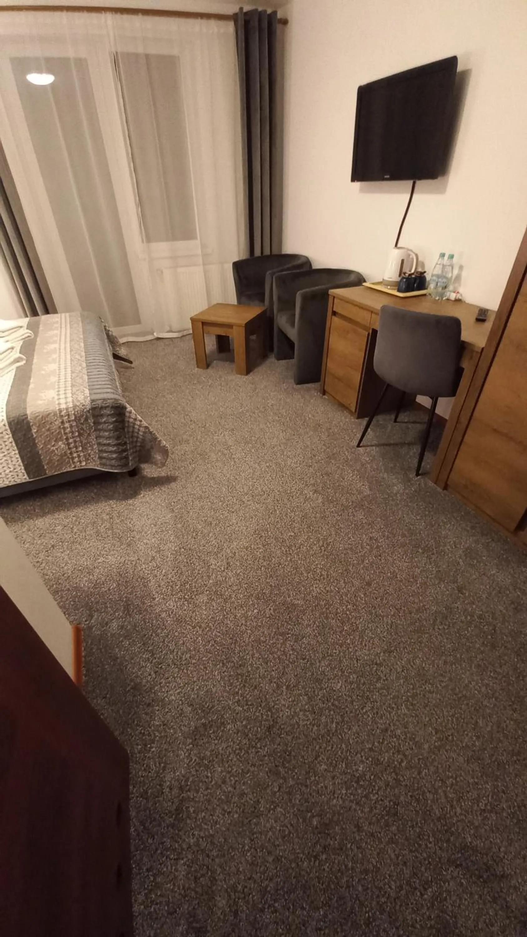 Photo of the whole room, Bed in Akwen