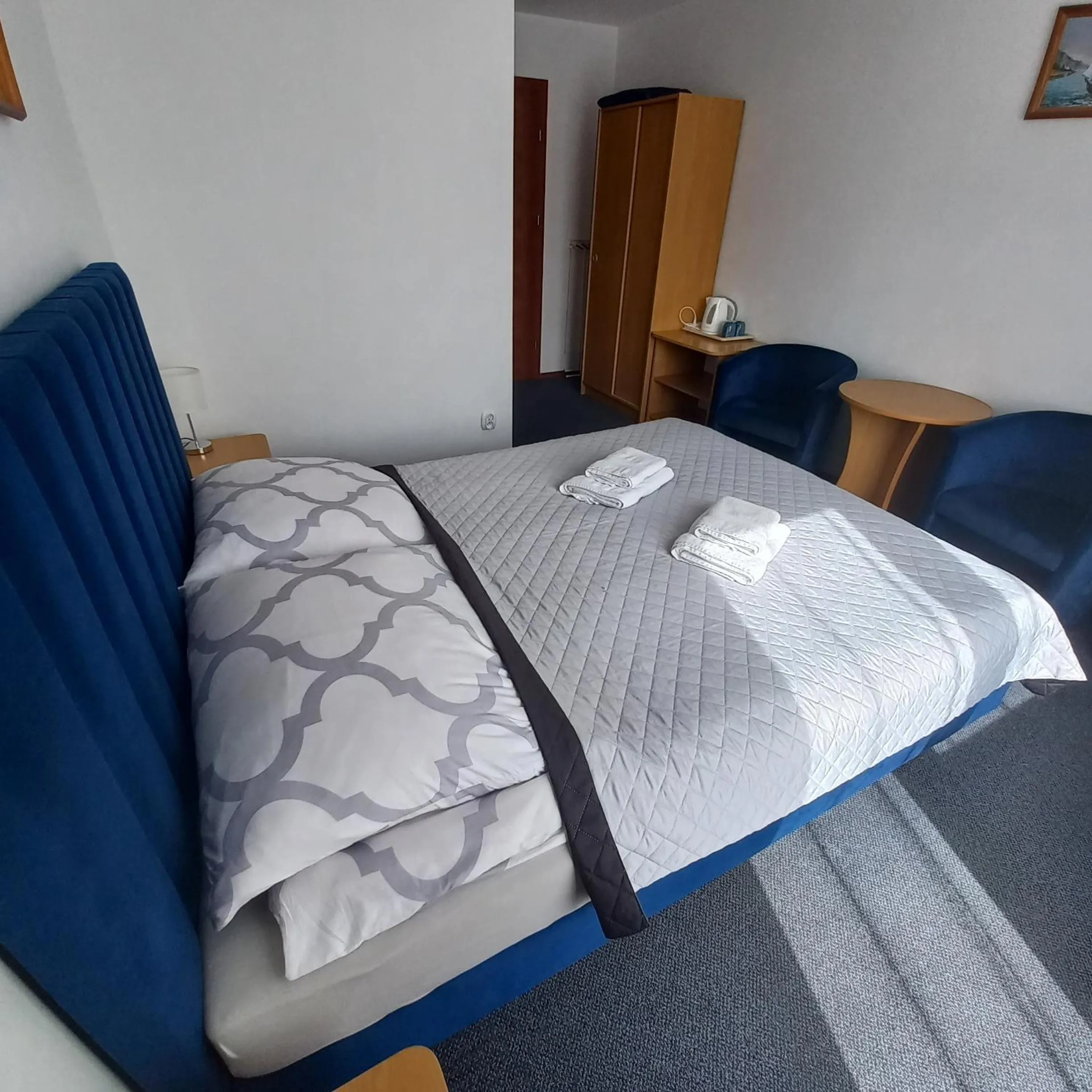 Photo of the whole room, Bed in Akwen