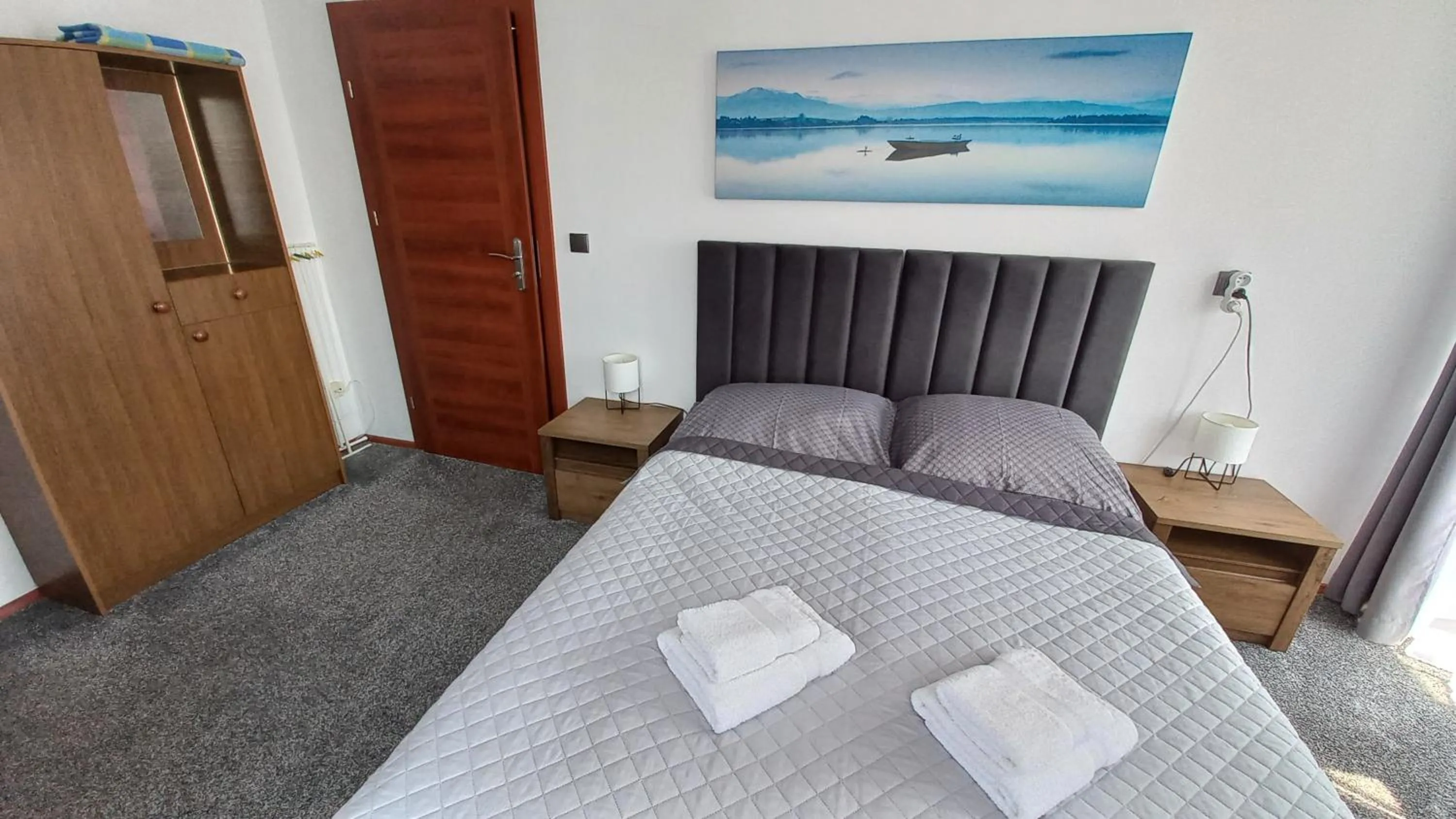 Photo of the whole room, Bed in Akwen