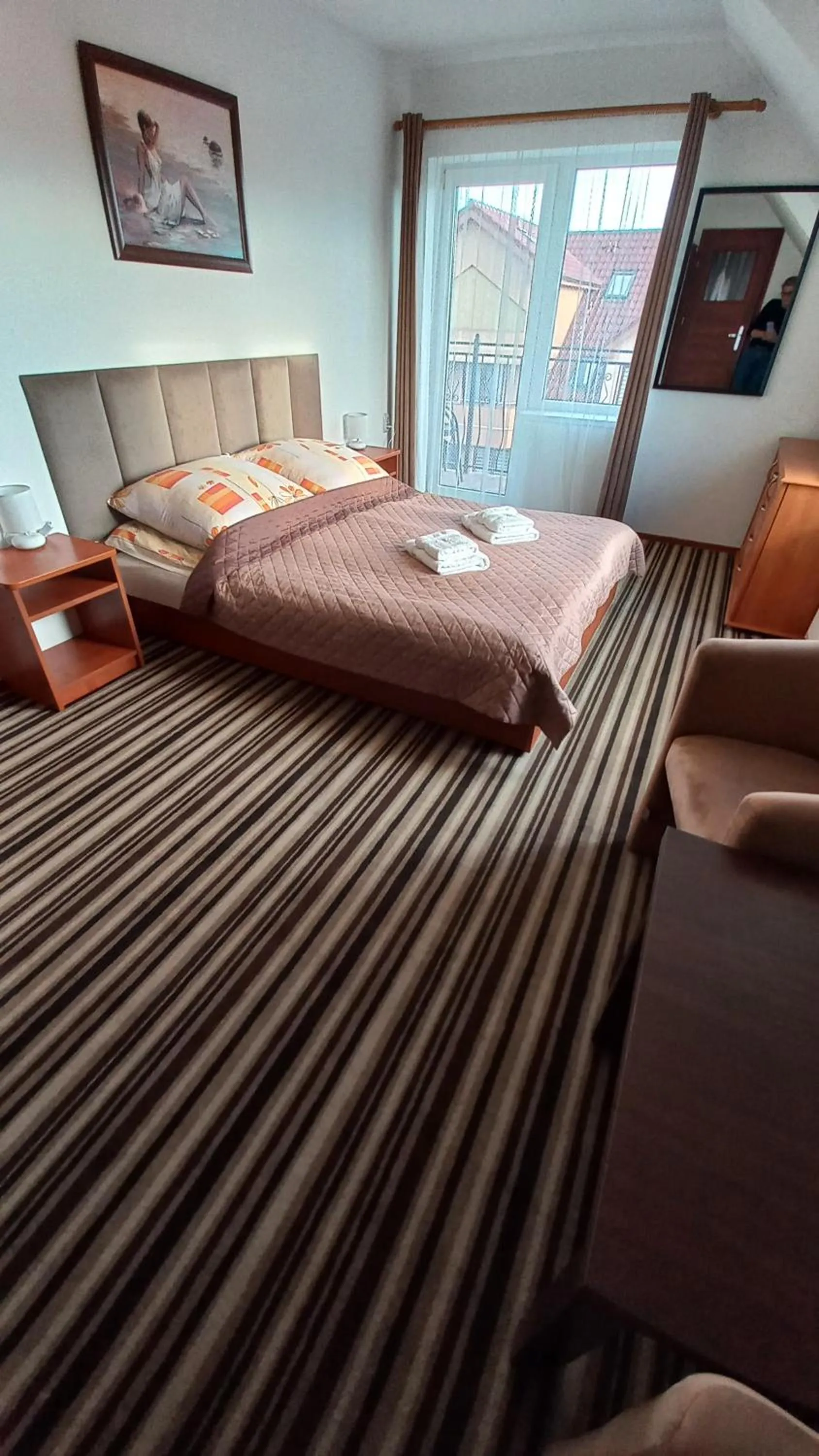 Photo of the whole room, Bed in Akwen