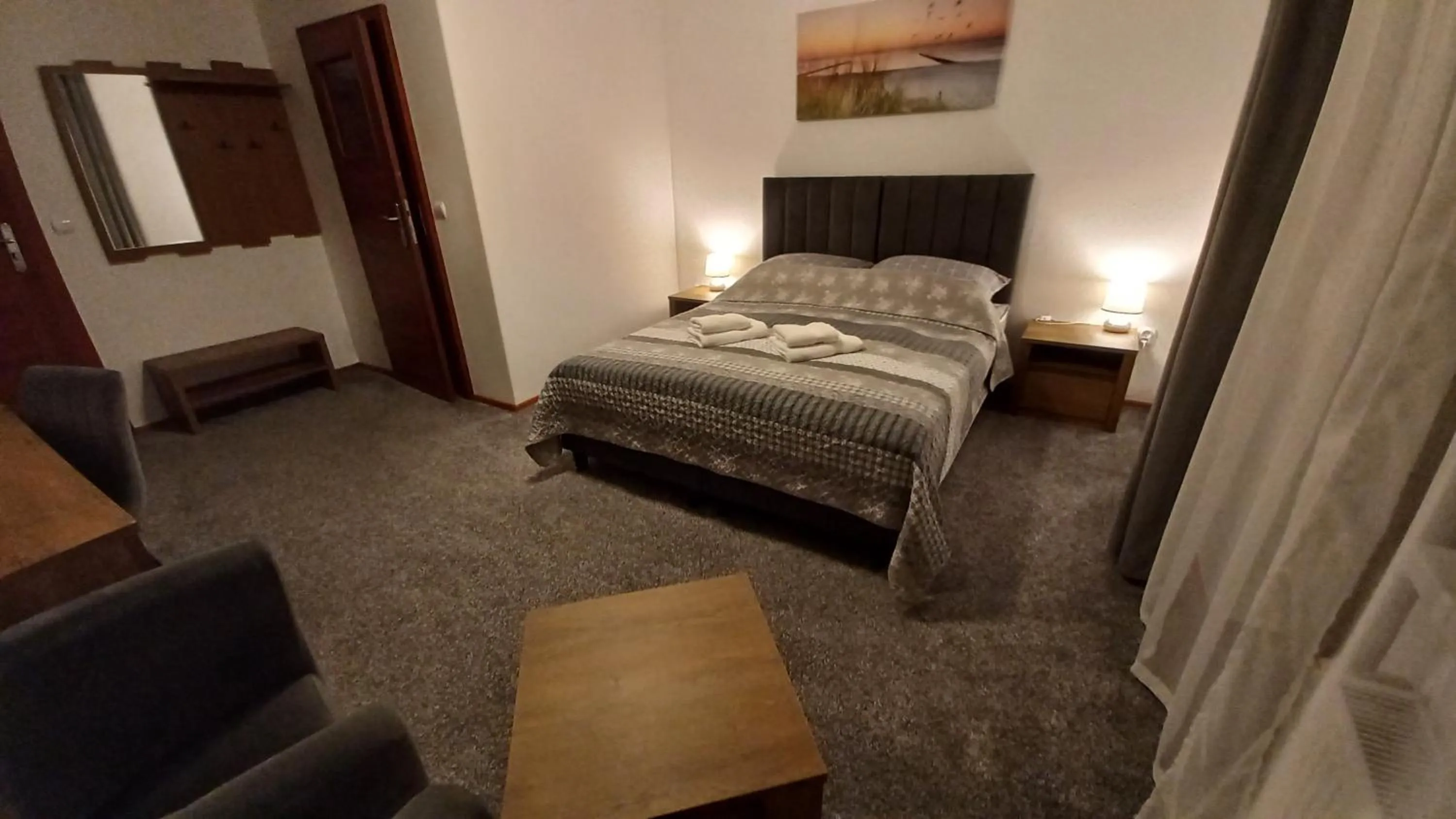Photo of the whole room, Bed in Akwen