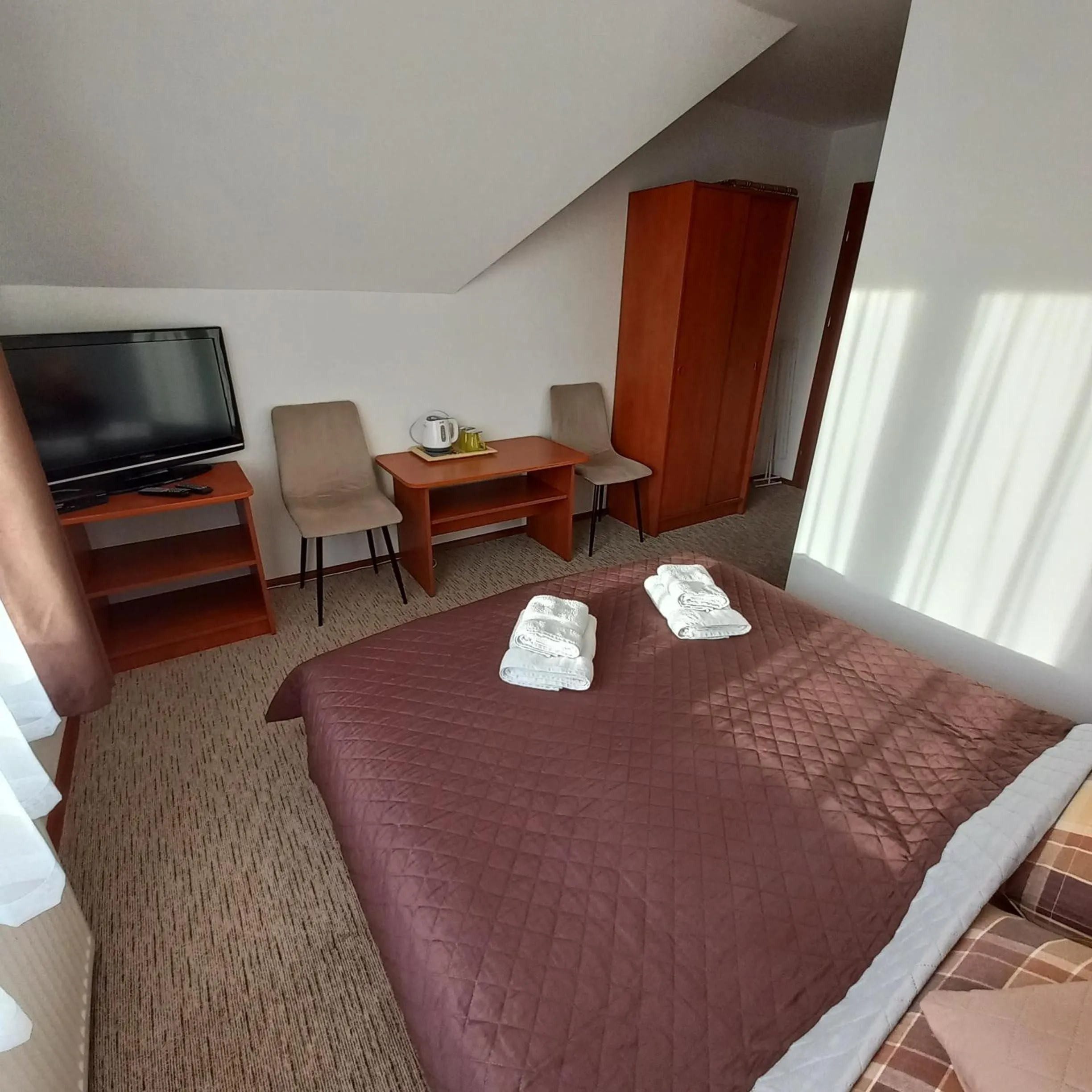 Photo of the whole room, Bed in Akwen