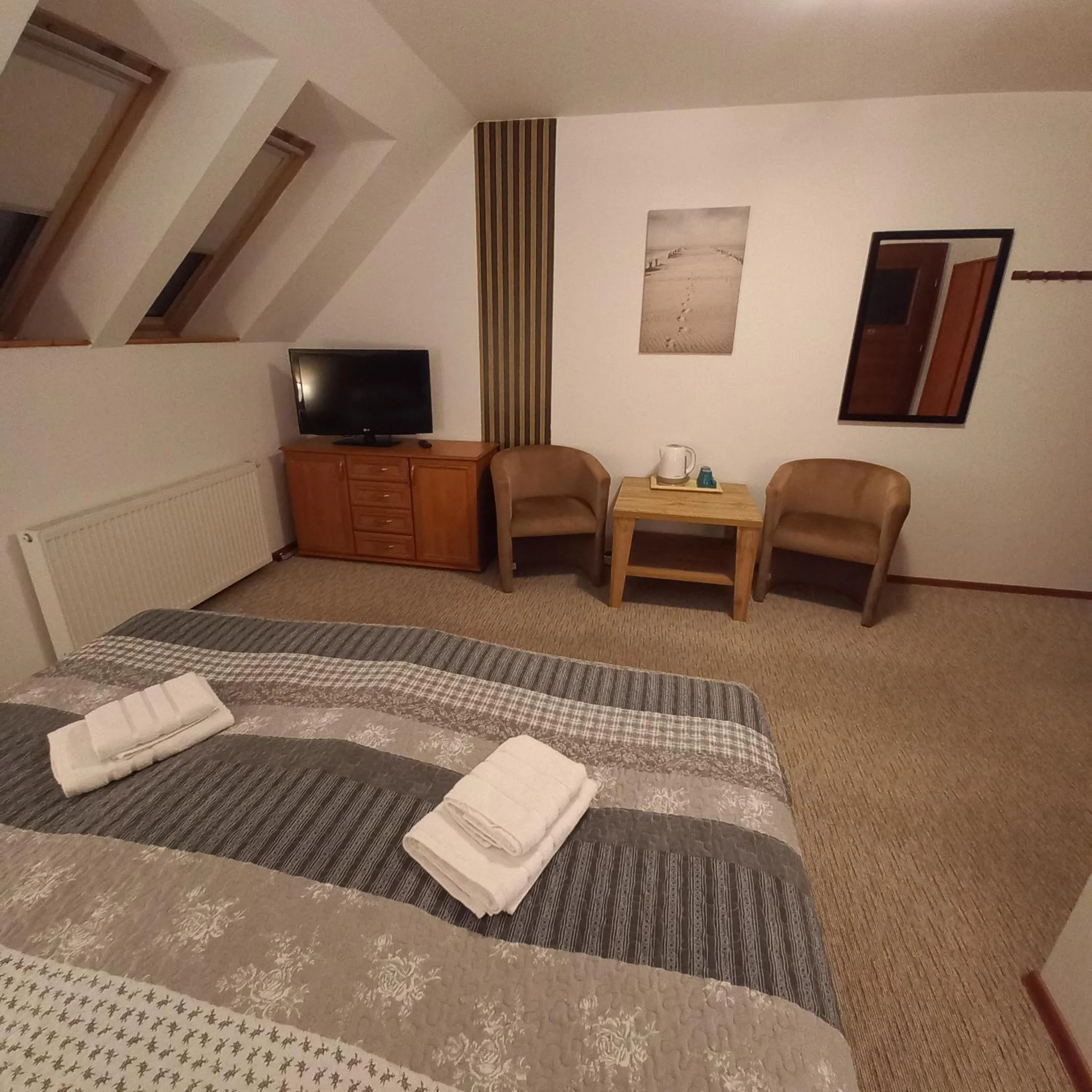 Photo of the whole room, Bed in Akwen