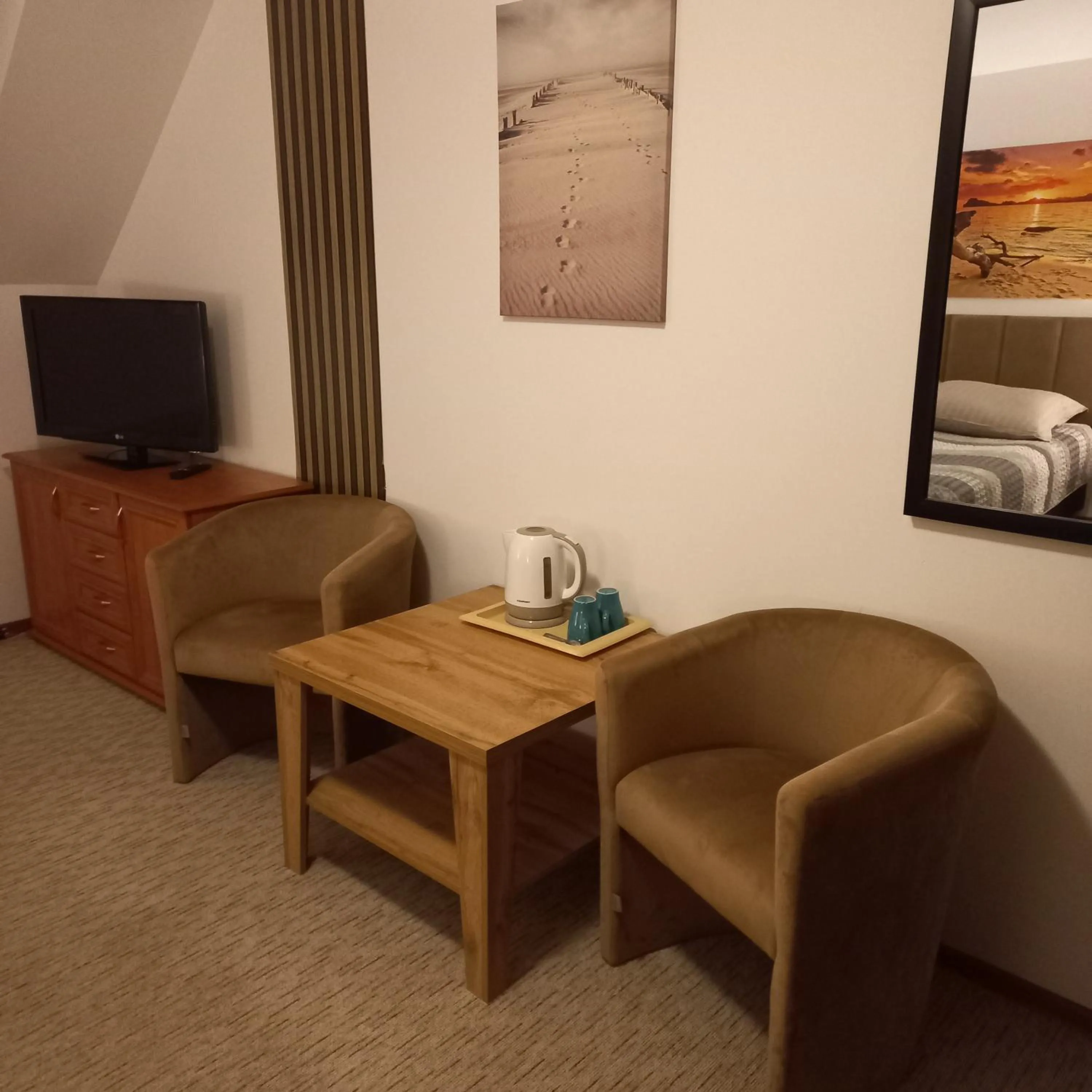 Photo of the whole room, Bed in Akwen
