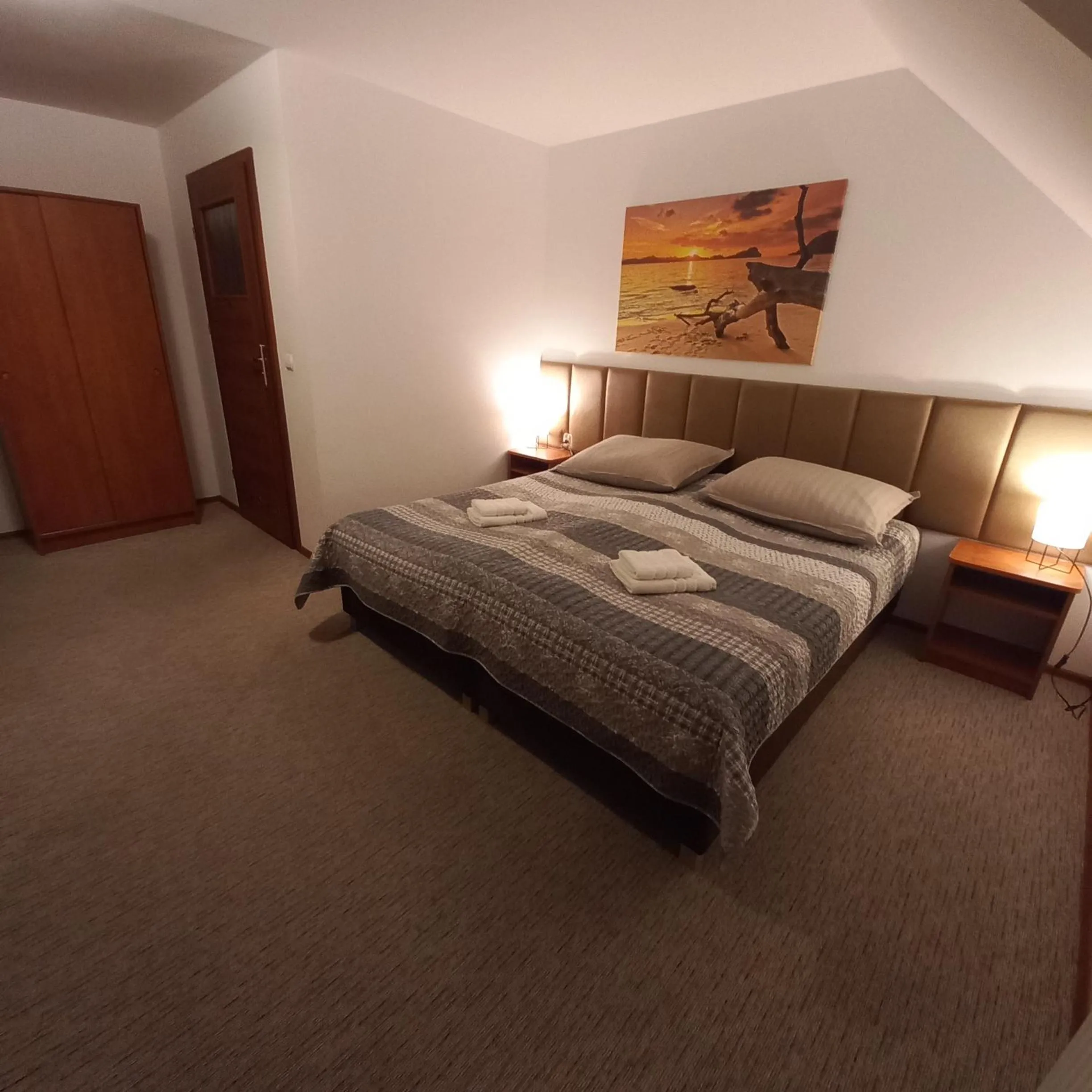 Photo of the whole room, Bed in Akwen