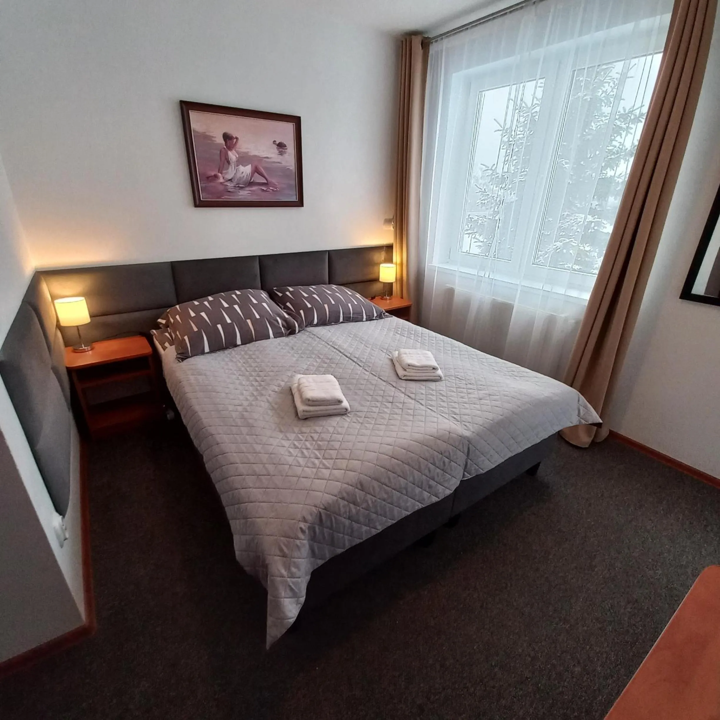 Photo of the whole room, Bed in Akwen