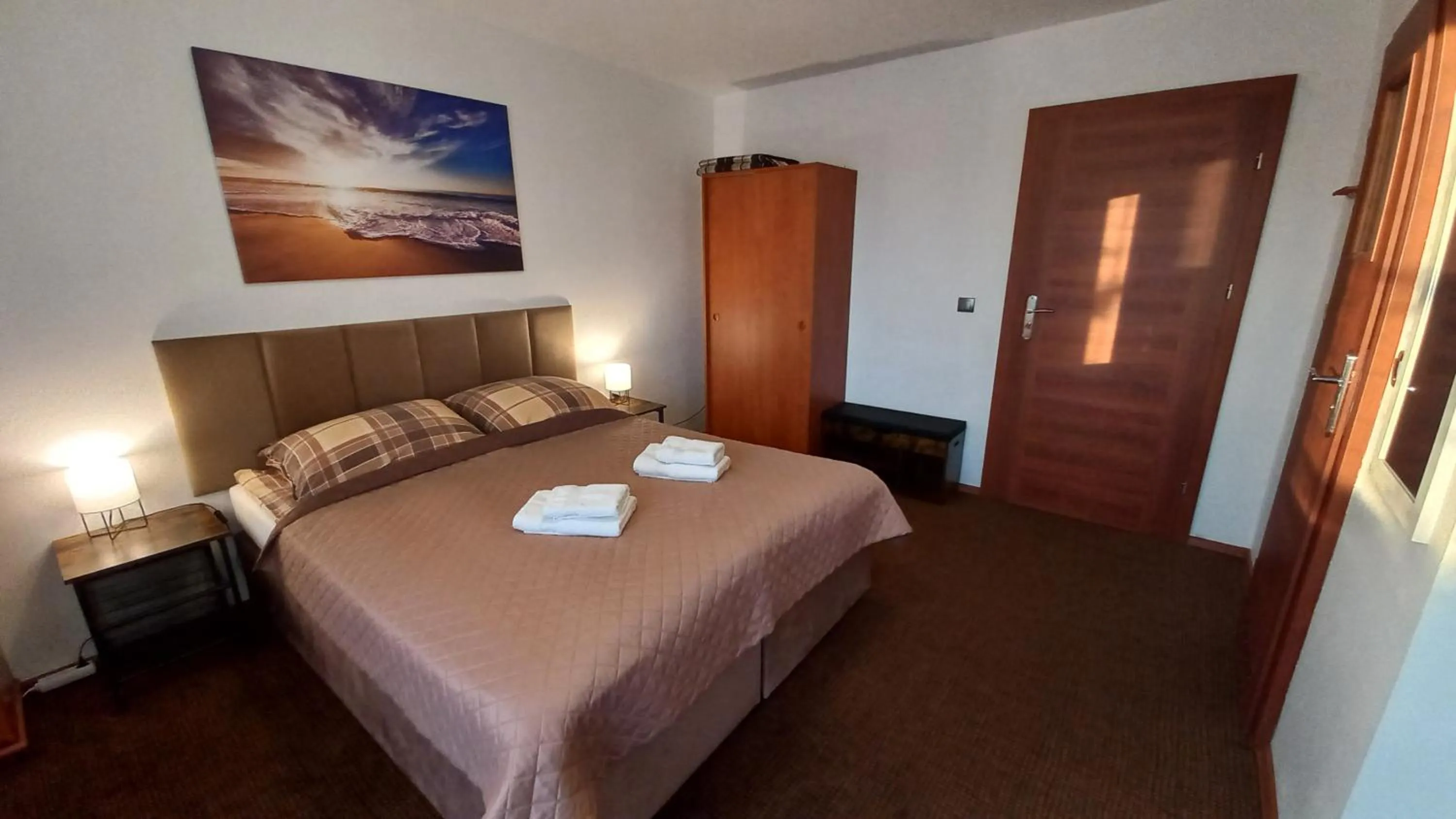 Photo of the whole room, Bed in Akwen