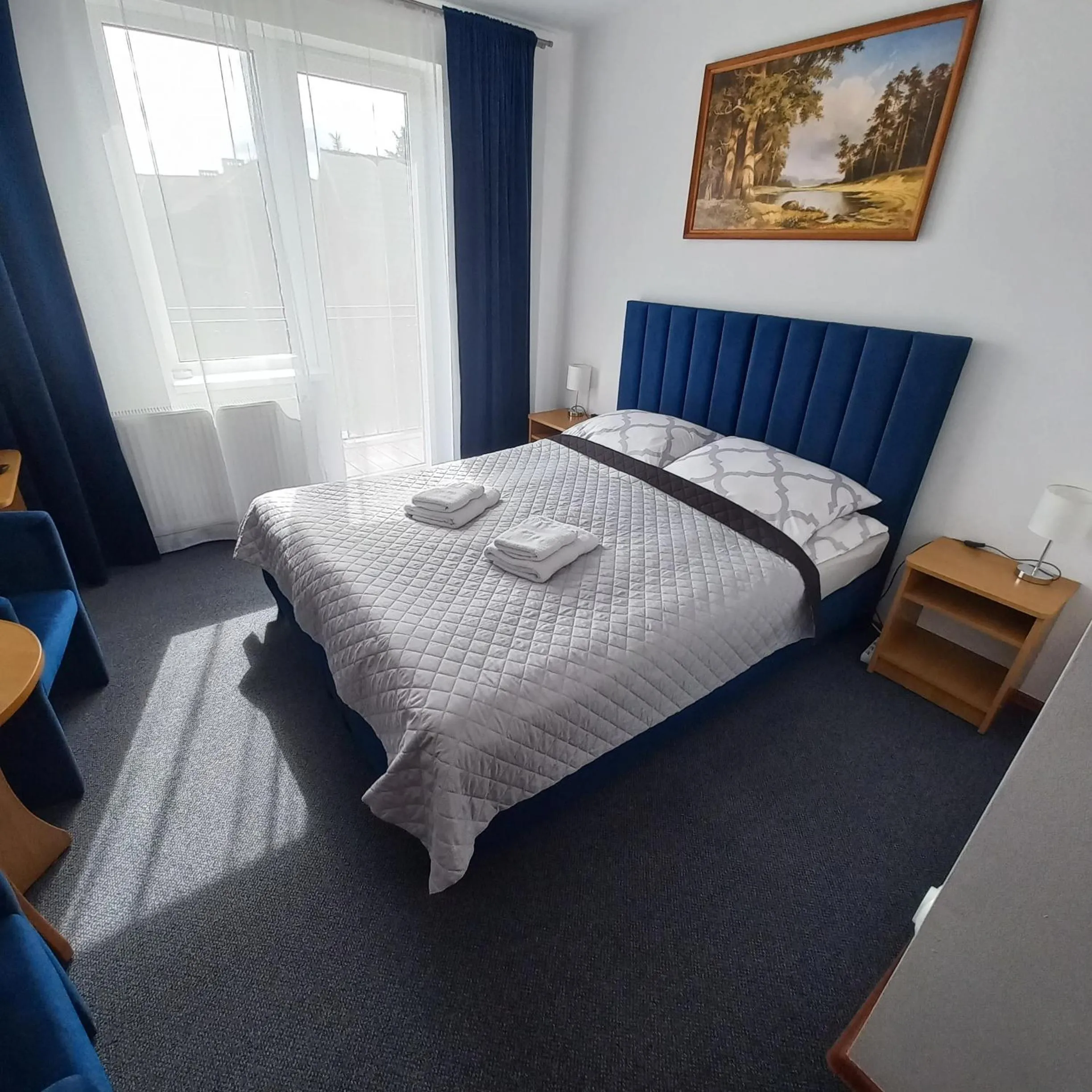 Photo of the whole room, Bed in Akwen