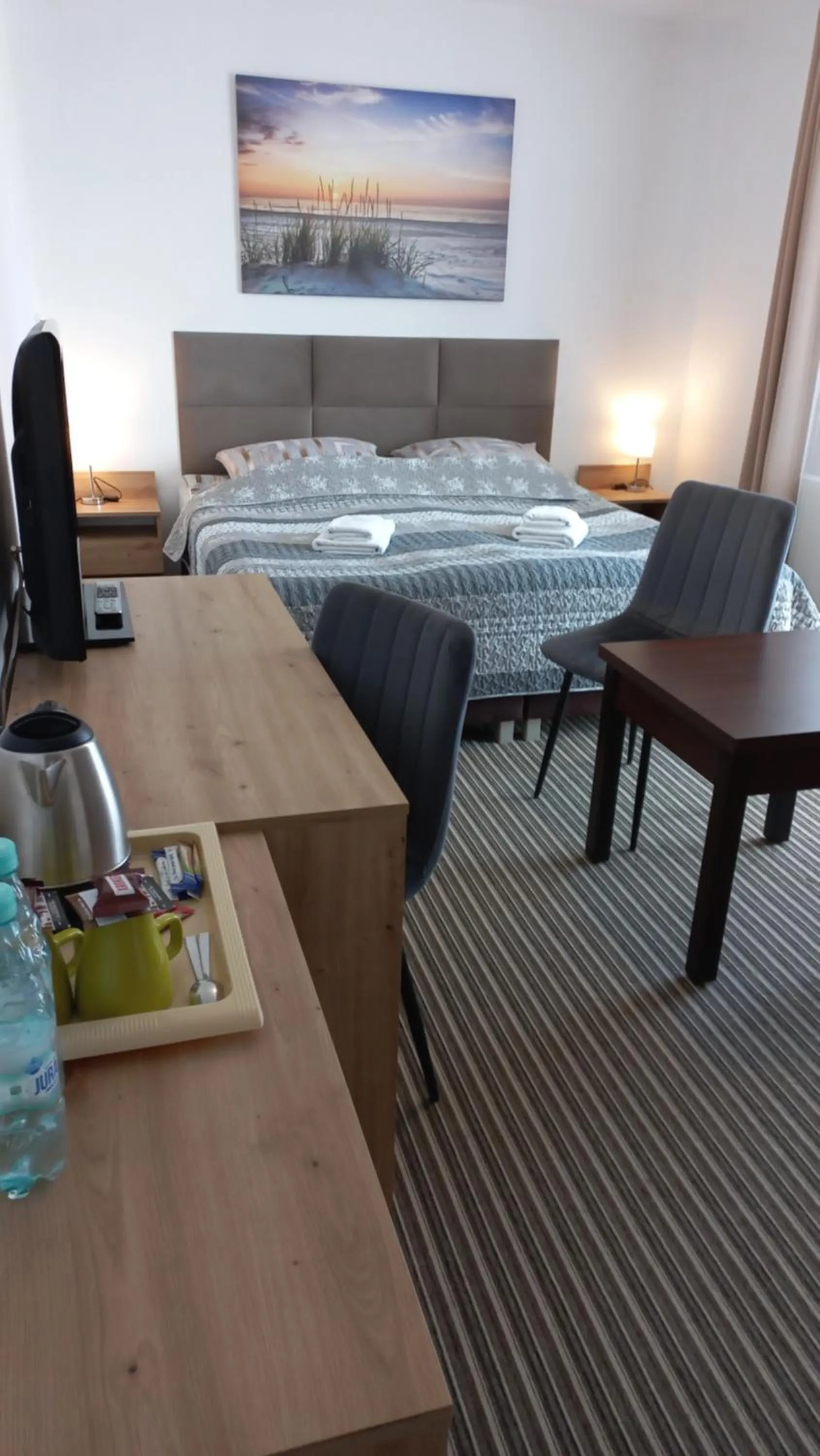 Photo of the whole room, Bed in Akwen