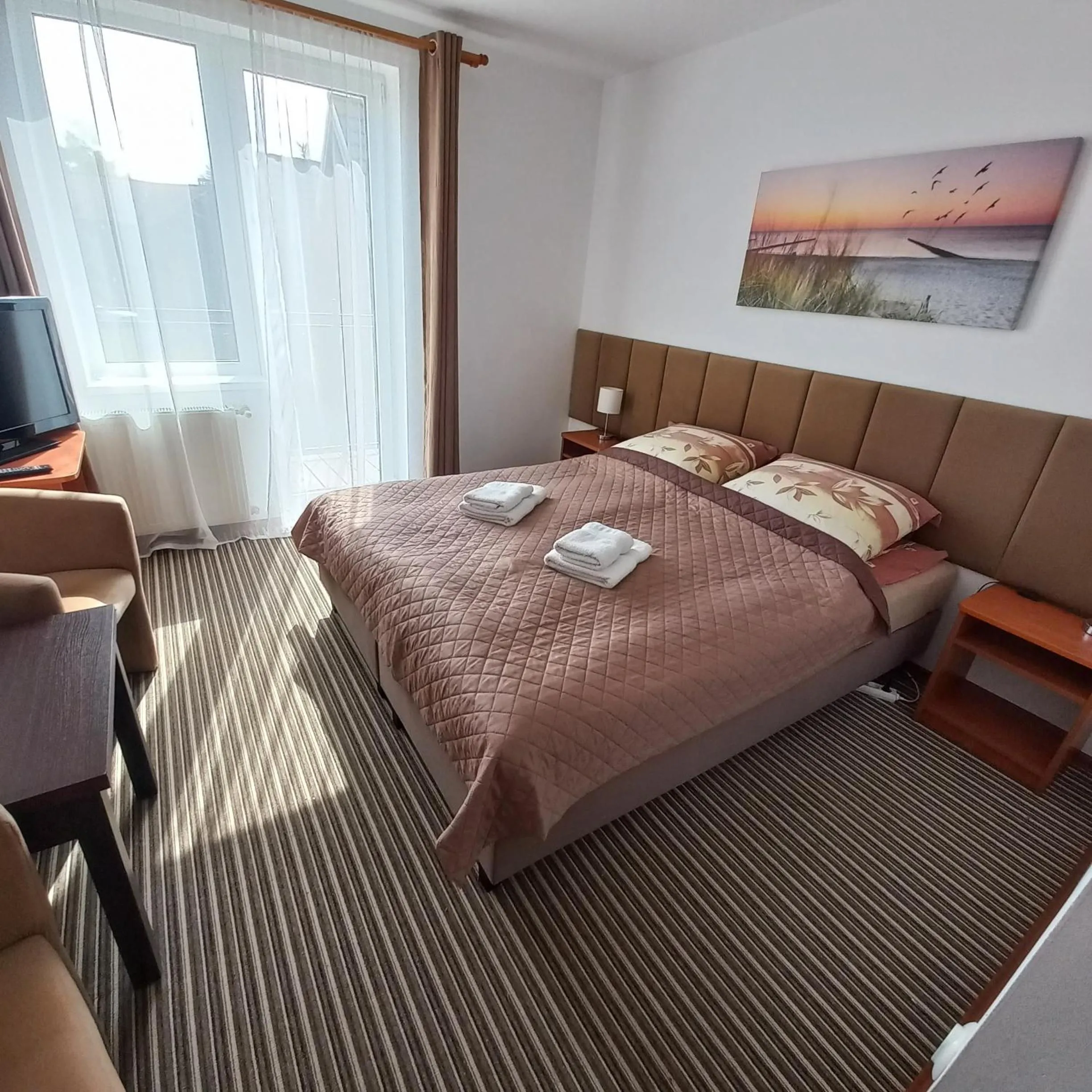 Photo of the whole room, Bed in Akwen