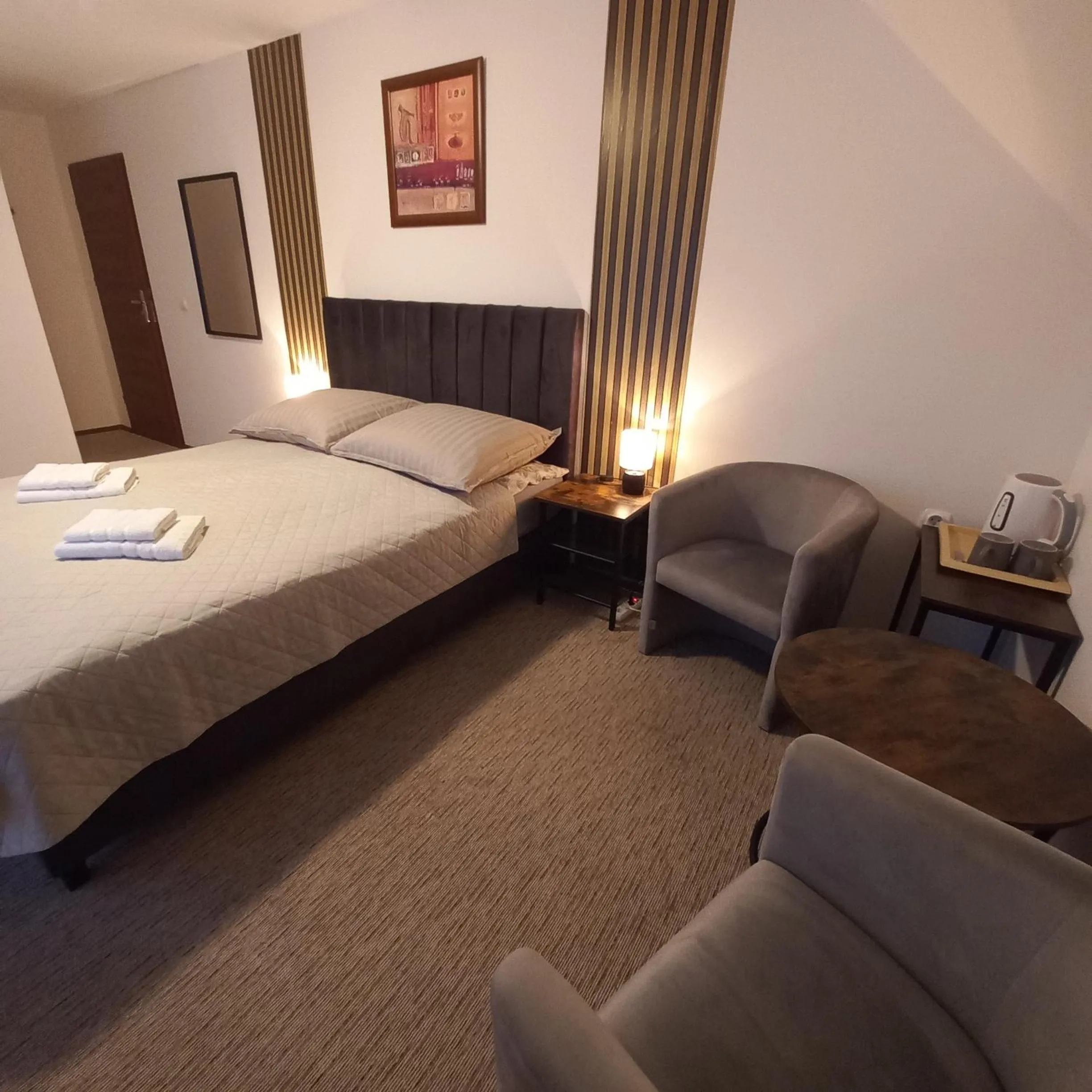 Photo of the whole room, Bed in Akwen