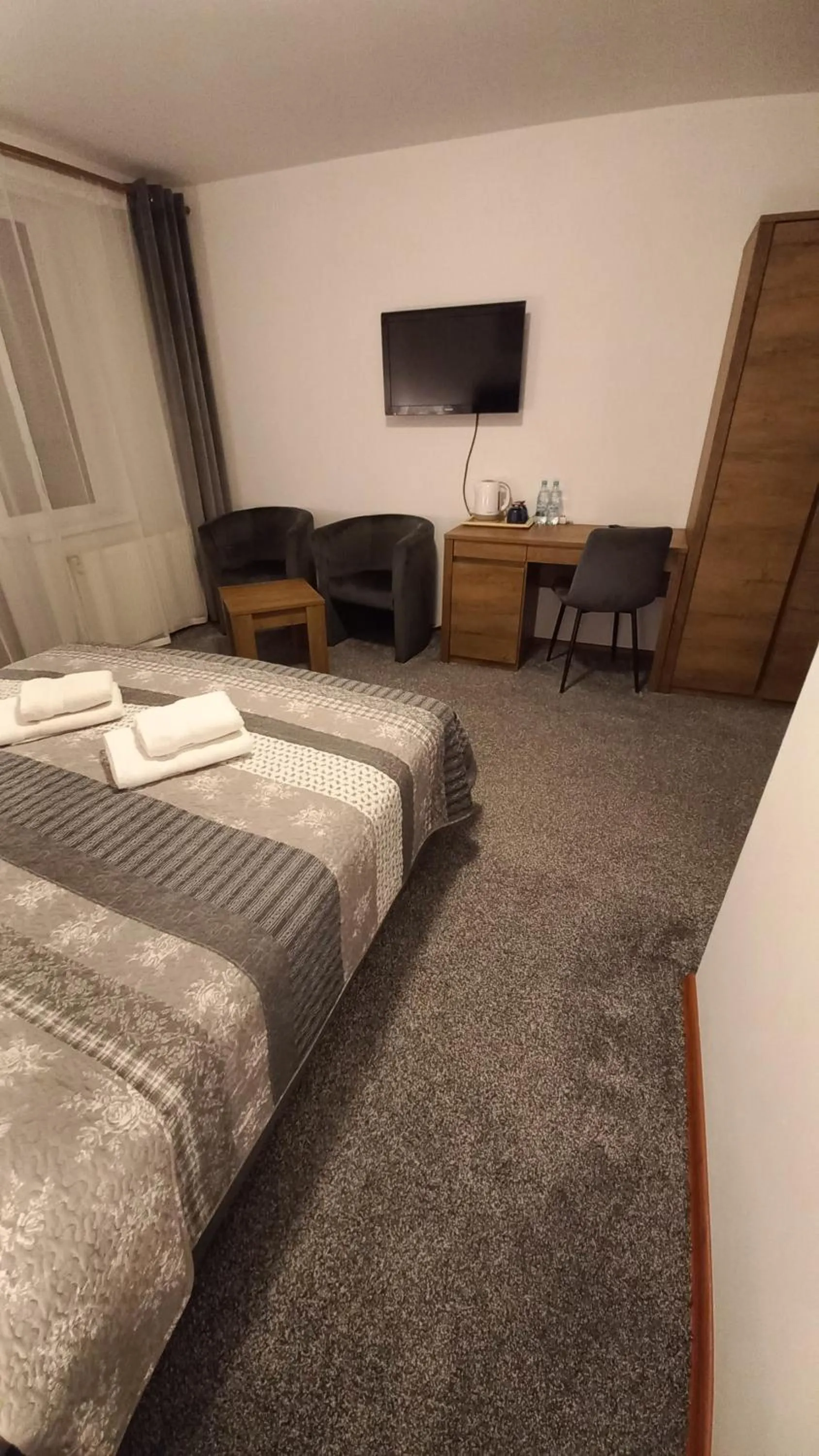 Photo of the whole room, Bed in Akwen