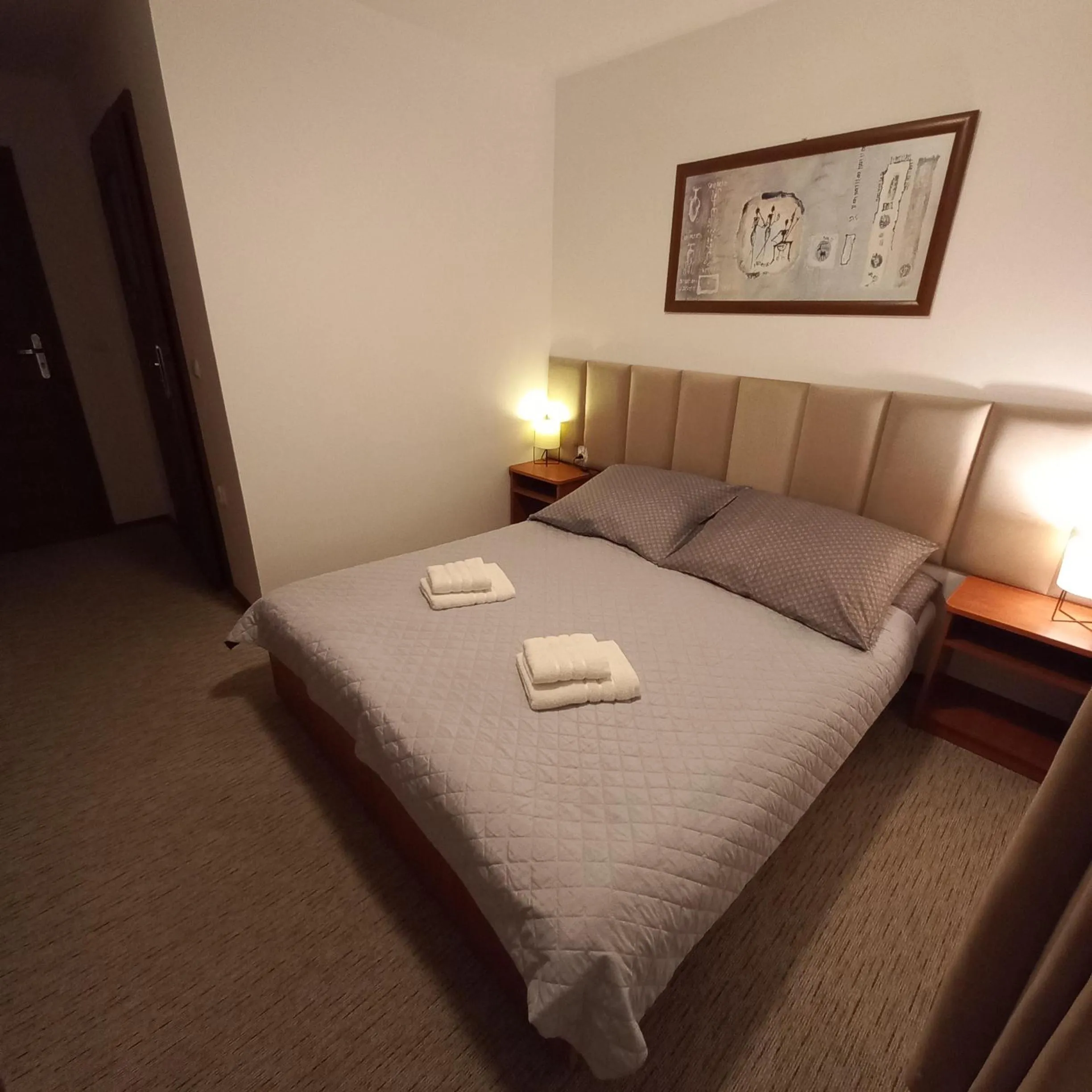 Photo of the whole room, Bed in Akwen